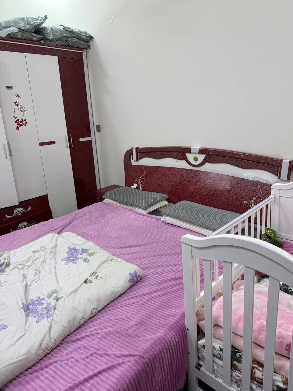 غرفة نوم نفرين ست قطع سرير وميز مرايا وكنتور وكومدي عدد ثنين وميز تعلاگه ب٢٠٠ الف وبيها مجال للشراي بيها أضرار … مع دوشك نفرين تصير ٢٥٠ 
مع سرير أطفال جديد ما مستعمل ب١٥٠ وويا الدوشك مالته ويتكبر لحد عمر ١٥ سنه 
عنوان كربلاء _ باب طوريج
للاستفسار 
‏***********
