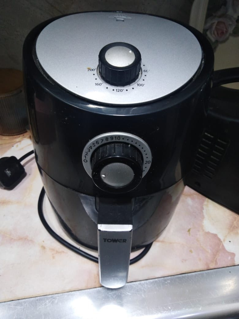 السلام عليكم 'عندي ميز طعام للبيع  وفرن كهربائي وقلايه هوائيه ومثرامه لحم  المكان الدوره الاثوريين للاستفسار ***********
