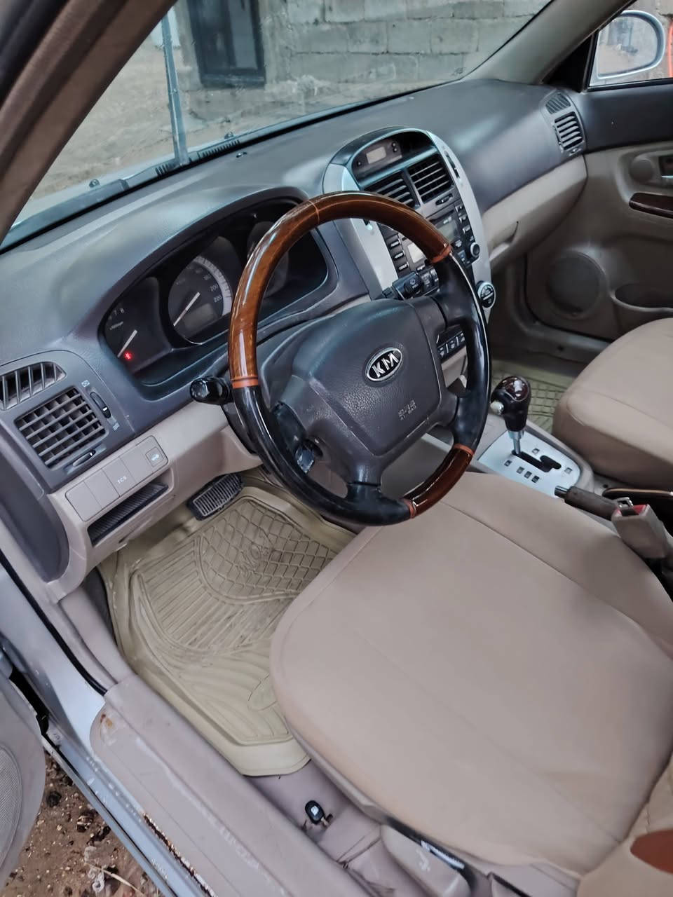 السلام عليكم للبيع سيراتو موديل ٢٠٠٠٧ رقم سليمانيه خير من الله سعره ٦٨ وبيه مجال لشراي عنوان كربلاء الحسينيه اتصل وتدلل ***********
