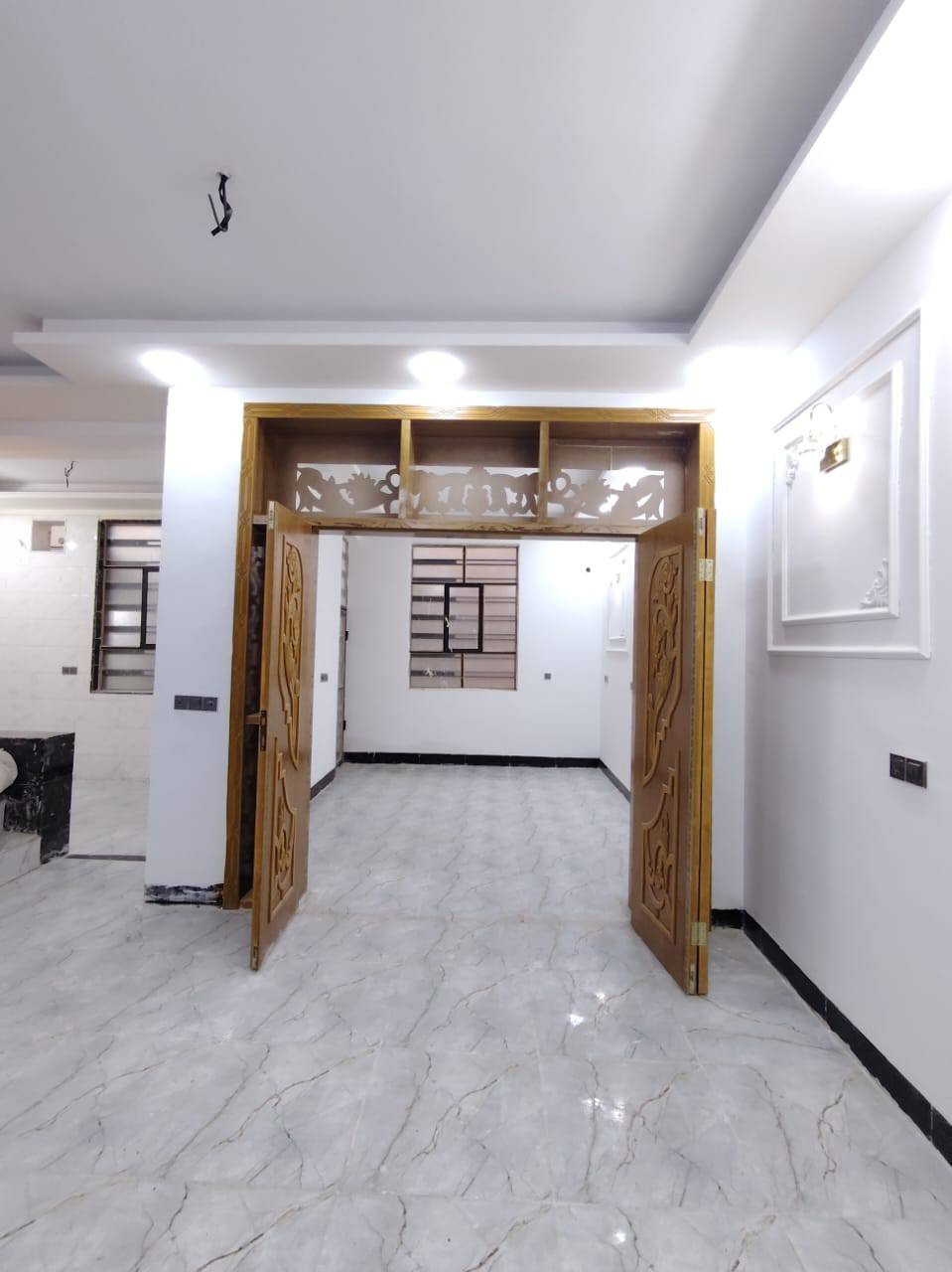 120متر للبيع🚩🚩🏠👇
_طابو زراعي سند 25 قرار محكمه مرقم ومشمول بالتطويب
_قريب من الشارع العام بالخط الاول مسافة 100 متر 
_بناء طابوق نهروان جمهوري صب تسليح مركزي اساس وسقف  
_غرفتين وصاله ومطبخ وصحيات داخليه وخارجيه واستقبال 
خدمات كامله ماء كهرباء تبليط خط مولد سوك مدارس اهليه وحكوميه انترنيت
بسعر 45 وبي مجال
عنوان البيت نجف مقابل ملحق قرية الغدير 
للاستفسار اتصل على *********** أو مراسله واتساب
