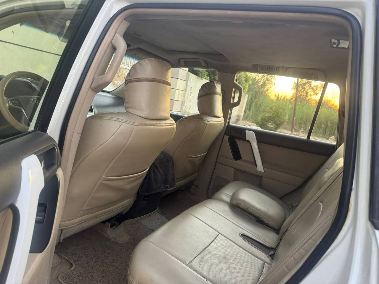 السلام عليكم ورحمة الله وبركاته...
للبيع ، سيارة تويوتا لاندكروزر برادو (Toyota Prado TX-L)، موديل 2019 السيارة بحالة ممتازة جداً رقم شمالي اربيل
حجم المحرك: 6 سلندر (V6) بسعة 4000 CC
نظام التشغيل: بصمة تشغيل وبصمة أبواب.
المقاعد (الكشنات): جلد بلون بيج نظيف جداً ومقاعد مريحة.
السقف: فتحة سقف (سلايد روف) شغال وبحالة ممتازة.
التحكم: شاشة عرض أمامية، مقود تحكم (ستيرن )، نظام تكييف مركزي ممتاز (ثلاجة قطعتين).
: اللون أبيض صدفي مميز.
السعر .رقم الهاتف. ***********
                      ***********
