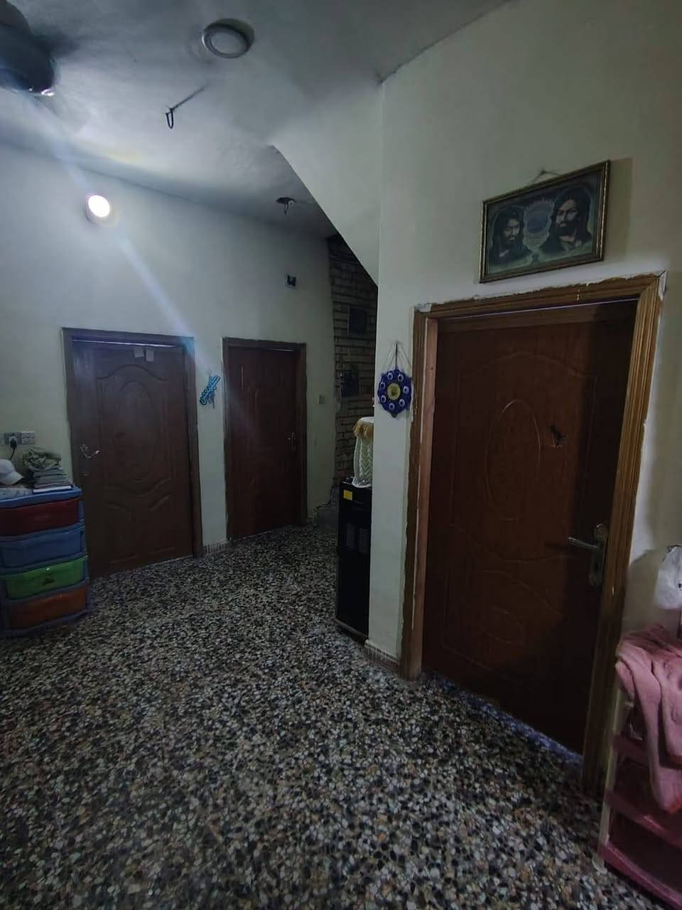 بيت 100 متر بالخطيب الزراعي بالمربع الذهبي طابق ونص الواجهة 7 ونص والنزال 14 يحتوي الطابق الاول على صالة وغرفتين نوم ومطبخ وخدمات وطرمة والطابق الثاني غرفة وحولي وسطحين 
السعر 140 وبي مجال للاستفسار على ***********
