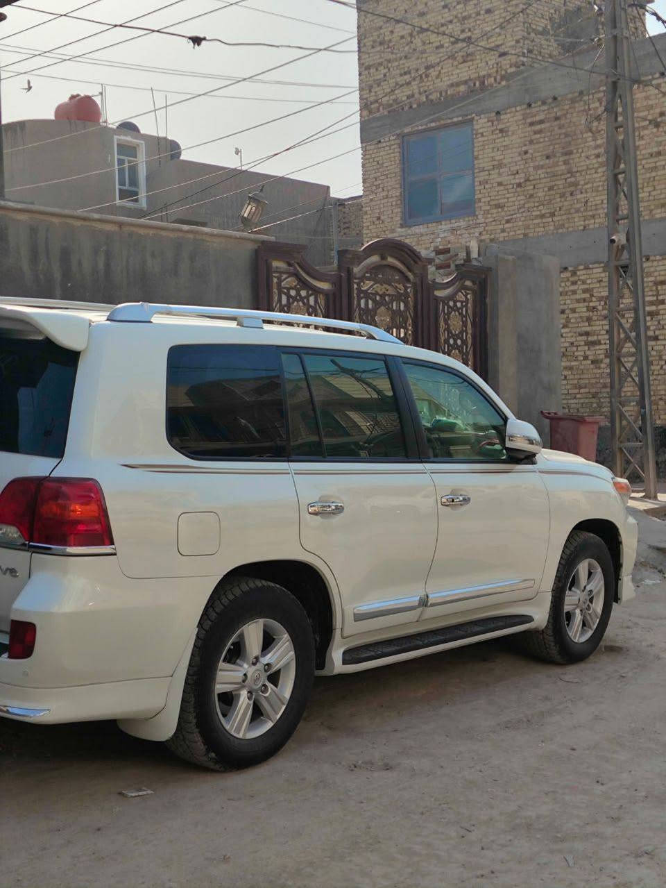 السلام عليكم
لاندكروز ٢٠١٥ رقم بغداد دولي ماشيه 115 حقيقي 
مكفوله كفاله عامه ما عدا بارد بل الباب اصبع جدا خفيف الباقي كفاله من صبغ وتبديل
فول مواصفات فتحه 
تشغيل عن بعد مري قلاب وباقي المواصفات المعروفه
السعر ٤٠٥ وبيها مجال حك الجيه
مكان السياره بابل حله
للاستفسار
***********
