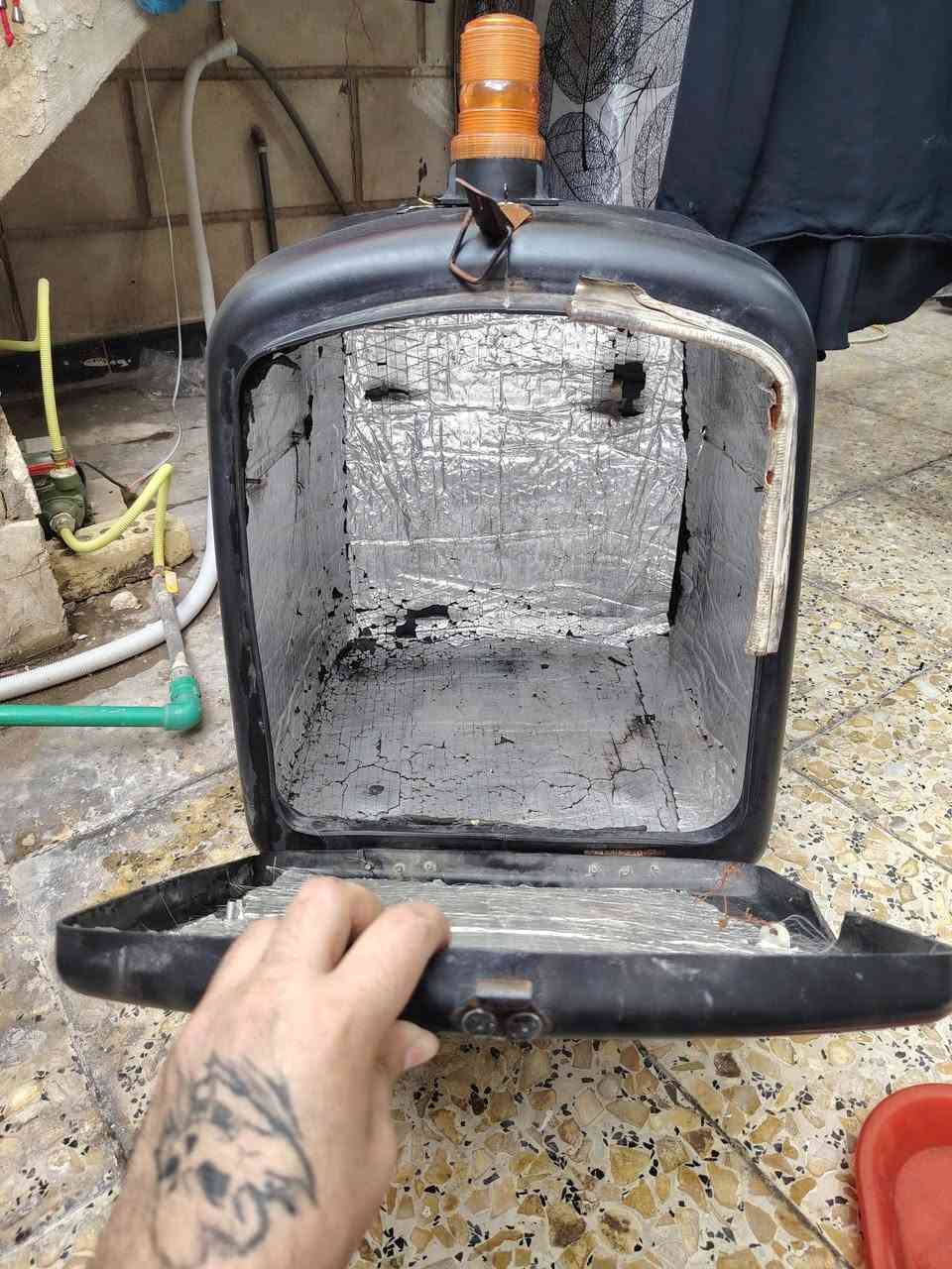 سلام عليكم صندوك البيع نضيف ومرتب سعره ٢٥ الف كلشي واضح الك بل صوره لا تجين وتكلي تعبان مكاني بل الشعب سوك شلال
***********
