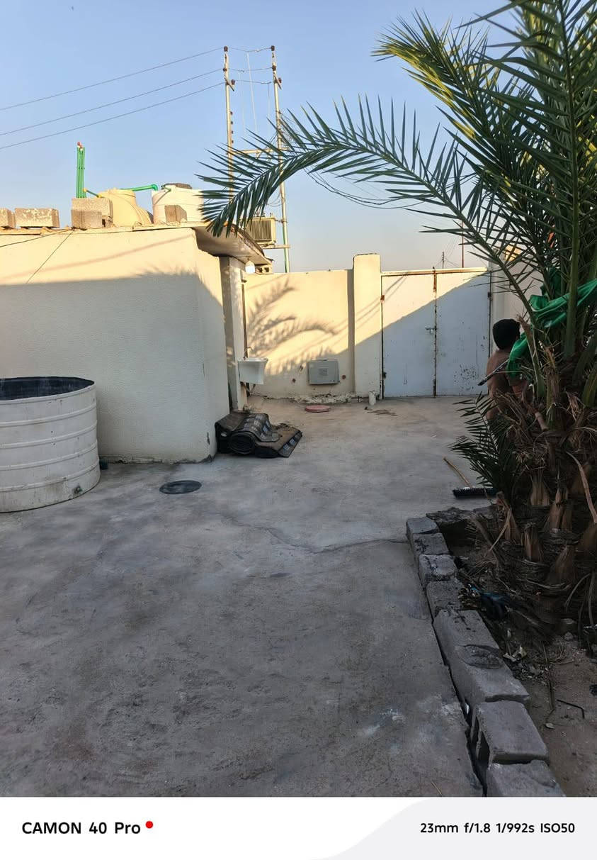 السلام عليكم ورحمة الله وبركاته يوجد لدينا بيت للبيع المساحه 200 متر 
يتكون البيت من غرفتين 
وديوان وصاله ومطبخ وحمامات خارج وداخل البيت السعر 25 مليون البيت عقد زراعي
المكان البصرة الزبير خلف معارض السيارات
رقم الهاتف ‏‪***********‬‏ محمد
‏‪***********‬‏ الزبير, البصرة
