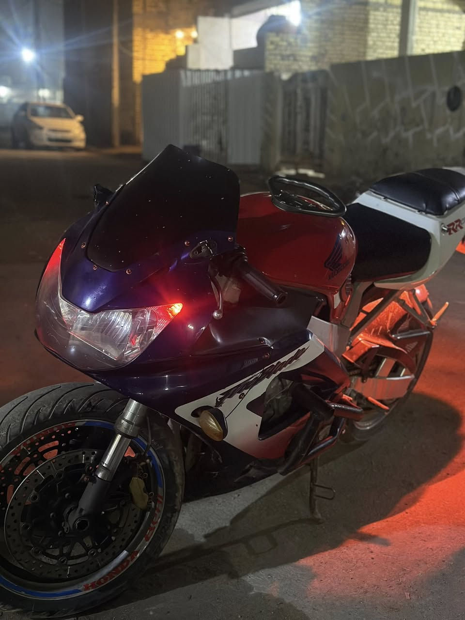 سلام عليكم. 
دراجة. Cbr 929 rr 
دراجة مرتبه بس يحتاجله ترتيبات 
مستعجل على بيعته. ب مليونين وميتين. غير قابل للتفاوض 
مكاني ميسان العمارة. 
دراجة وصل فقط ويه أوراق سكنر 
ابيع مكفول من سرقه والعشاير 
***********
