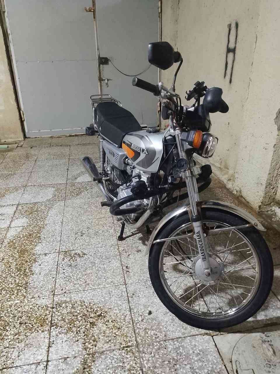 سلام عليكم ارشا موديل 23 رقم وسنويه سعره مليون و100 قفل ما مفتوحه ***********

