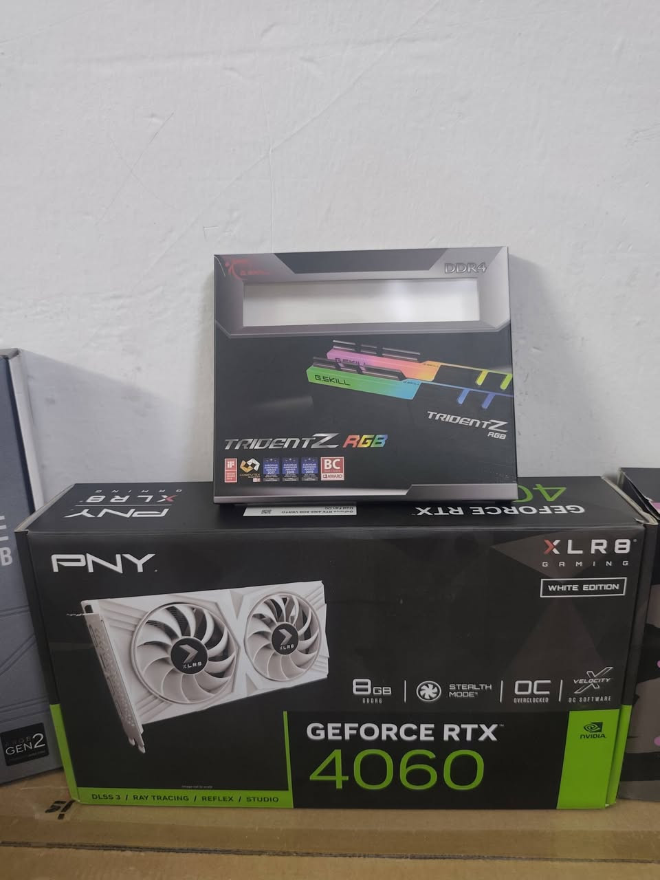 PC للبيع التفاصيل كاملة موجودة بالصور موجودة 
الكيبورد 125 الف 
الماوس 50 الف 
الشاشة 350 الف 
الكيس 1.300 الف
اليوبي اس 100 الف
الميز 50 الف
المبلغ الكامل 1.975.000 
المبلغ المطلوب بعد التخفيض 1.775.000
للعلم ddr 4 . 32 كيكا يعني تحياتي اخوان pc متعوب عليها أمانة الله من مواصفات وقطع كلهن ماخذهن غاليات وكاسر بسعرهن هواية تكدر تتأكد من سعرهن واني خادم 
المكان بغداد الزعفرانية
رقم الهاتف ***********
