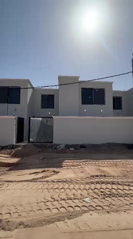 دار للبيع بلمربع الذهبي 200م طابقين يباع نقد او اقساط 
غرف 4 ، صالة 2 ،  استقبال  ،  مطبخ حار بارد  ، كراج، حديقة
لمعرفة السعر اكتب تم 
للأستفسار اكثر الاتصال على الارقام 
*********** -***********
