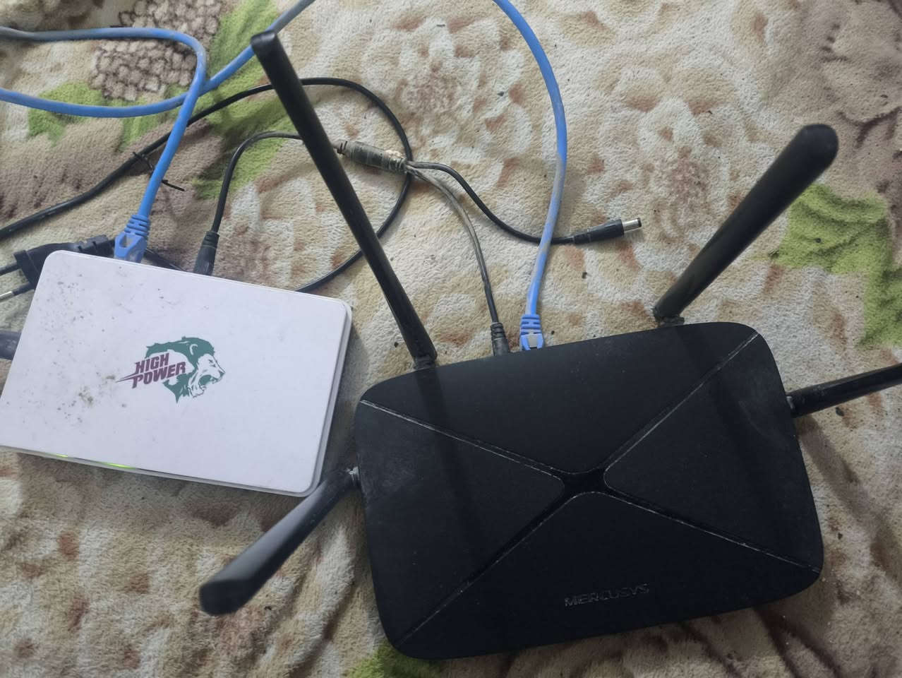 السلام عليكم منضومه انترنت كامله ما بيها كل نقص او شغاله شرط الفحص كلهن للبيع مثل ما موضح بل صور استخدام 4 شهور مكاني نجف سعر 100 قفل ( نانو + راوتر عدد 2 + يوبي اس)  متواجد واتساب او مسانجر ***********
