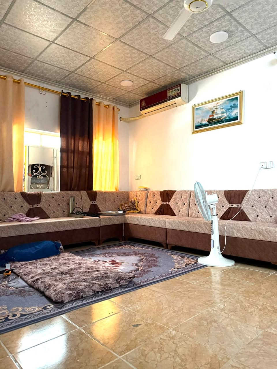 #اعلان
دار للبيع مساحة 200متر 

#مواصفات غرف نوم عدد2 هول كبير استقبال مطبخ صحيات بيتونه كراج حديقه سيراميك سقف ثانوي 

#خدمات كامل مجاري رصيف 3امتار شارع 30متر مقابيل مدارس ابتدائيه متوسطه بنات والبنين يصلح كلشي شارع تجاري محلات يتاجر منظمه مقرات صف داره هجره ومهجرين 

#الجنس العقار طابو صرف تحويل ثاني يوم 

‏#السعر 110مليون

#العنوان ديالى خانقين خلف ملعب 

#اتصال ***********  مكتب علي الوندي للعقارات ومقاولات
