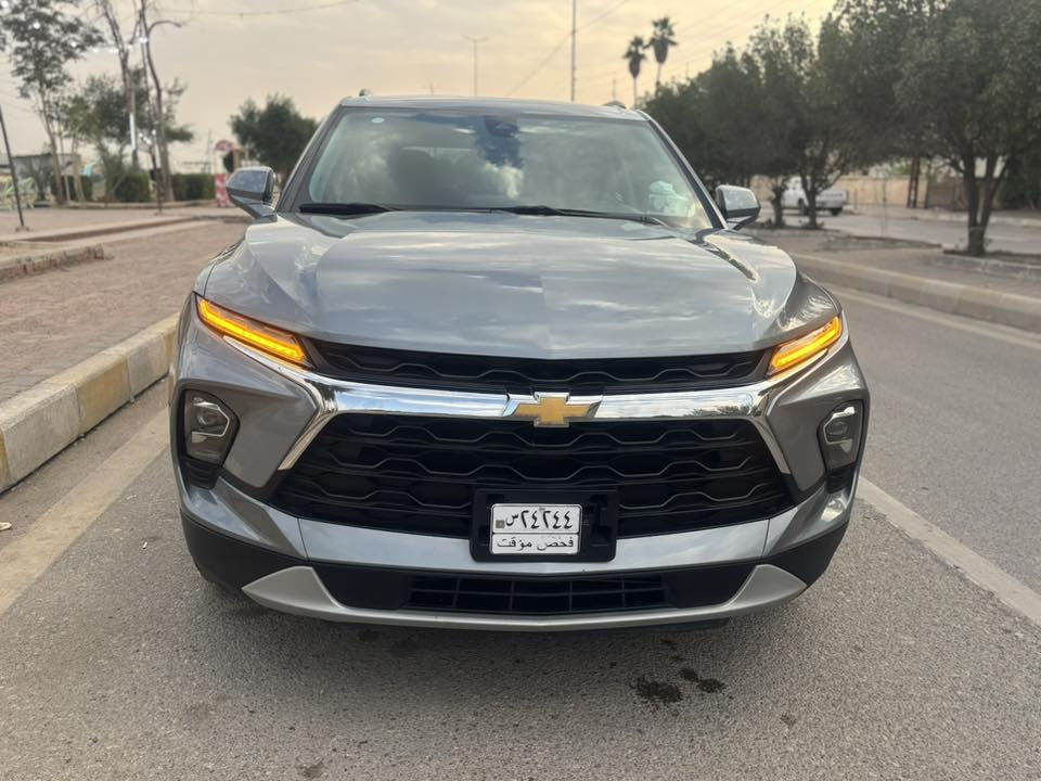 وينه اليدور جديد#سعر ٢٢٠ بيها مجال  
 شيفروليه بليزر ٢٠٢٤ الأمريكية الجديدة كلياً في العمارة! موجودة رقم بغداد 
‎🔥  تجمع بين الأناقة الأمريكية والقوة والاعتمادية؟ وصلت شيفروليه بليزر موديل ٢٠٢٤بلونها البحري المميز لتلبي طموحك!

المواصفات الرئيسية:
* الموديل: ٢٠٢٤ وارد أمريكي 🇺🇸
* الحالة: مكفولة كفالة عامة من الصبغ والتبديل (ما عدا بارد خفيف موضح). السيارة على وضع الشركة تماماً!
* المحرك: ٢٠٠٠ سي سي ٤ سلندر تيربو - قوة وأداء عالي.
* اللون: بحري مميز وجذاب.

التقنيات والميزات:
* أنظمة الأمان: رادار أمامي للحفاظ على المسافة.
* الراحة: تحكم ستيرن كامل، كشن كهربائي مريح.
* التكنولوجيا: كاميرا دوارة، شاشة أعطال، وخدمة كار بلي (Apple CarPlay) للربط بالهاتف.
‎السيارة جاهزة للقيادة ولا تحتاج لأي مصروف
للاستفسار ***********
*********** 
ميسان العمارة حي المعلمين الجديد .
