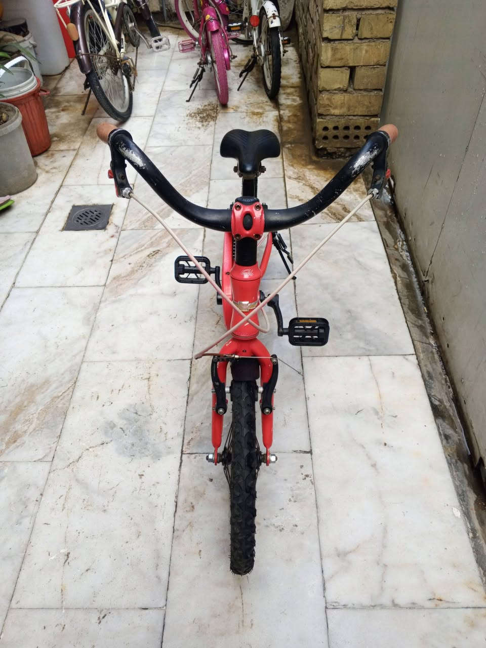 السلام عليكم 
بايسكل اطفال امريكي للبيع كسر حاوية سعر 70 الف مواصفات البايسكل:-
1- لون احمر ♥️.
2- شركة شوفرليت 🛻 + حجم البايسكل 16.
3- نوع المعدن المنيوم.
4- بريك امامي+ خلفي شغال 💯.
5- زوج تايرات + بايدرات جدد ،
    🛑 مكاني 📍 بغداد الشعب شارع الصحة قرب سوق صبح 🛑 يتوفر خدمة توصيل بغداد فقط 🛑، رقمي للستفسار 🫴🏻 ***********
