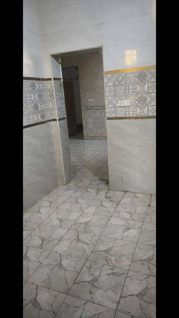 بيت للايجار حي النداء قرب شارع ٦٠العرضي مساحته ١٠٠متر طابق واحد على ساحه بي غرفه واستقبال وصاله ومطبخ وتخاريج البيت بناء جديد سعر الأجار ٢٥٠ للاستفسار ***********
