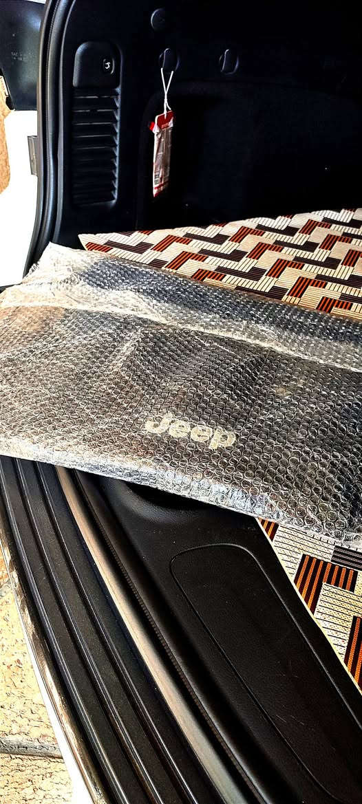 Jeep Laredo  2018  ..black top..  
جيب بلاك توب اللون أبيض ثلجي "حاجب ابيض" مستوردة من امريكا" للمملكة العربية السعودية ومصلحة بأمريكا " مجددة لغاية 2027..فول جديده واستخدام شخصي بعناية تامة.. ماشية 61 ميل رقم بغداد انكليزي جديد..؟
حادثها  سطحي تبديل بنيد ودعامية باصلية نفس اللون وصبغ بسيط في كرون الجاملغات الأمامية دون دواخل ولا حداديه "ايرباكات معادة.".  تم التصليح بأمريكا.." ولو كان التصليح بالعراق لم يتبدل البنيد ولا تنصبغ كرون الجاملغات لبساطة الحادث..!! رقم الشاصي والسونار ضمن الصور المرفقة.."..محرك 3600سته.سلندر"وكير "وحداديه "جيدة جداً وعالفحص" ... 

   فتحة " جنطة كهرباء"حساسات خلفيه " تحكم ستيرن جهتين " قفل سرعة " فور ويل" كاميرا دوارة " تشغيل عن بعد" كشن جلد ومخمل" تدفئة ستيرن و كشنات" كرسي السائق كهرباء " شاشة عرض كبيرة" شاشة عطلات وبرمجة" تخم تاير جديد "ويل 20 اسود" بلاك توب اصلي "ثلاثه مود انظمه قيادة" تعتيم مرايا "  تبريد شركة قطعتين فصل ايمن وأيسر.." تدفئة مرايا الخارجية.,"وهناك الكثير من المواصفات..مكان السيارة السماوة .... بيع..مراوس حسب الرغبه...ومن الله التوفيق...!!
للجادين الاتصال *********** السماوا, المثنى
