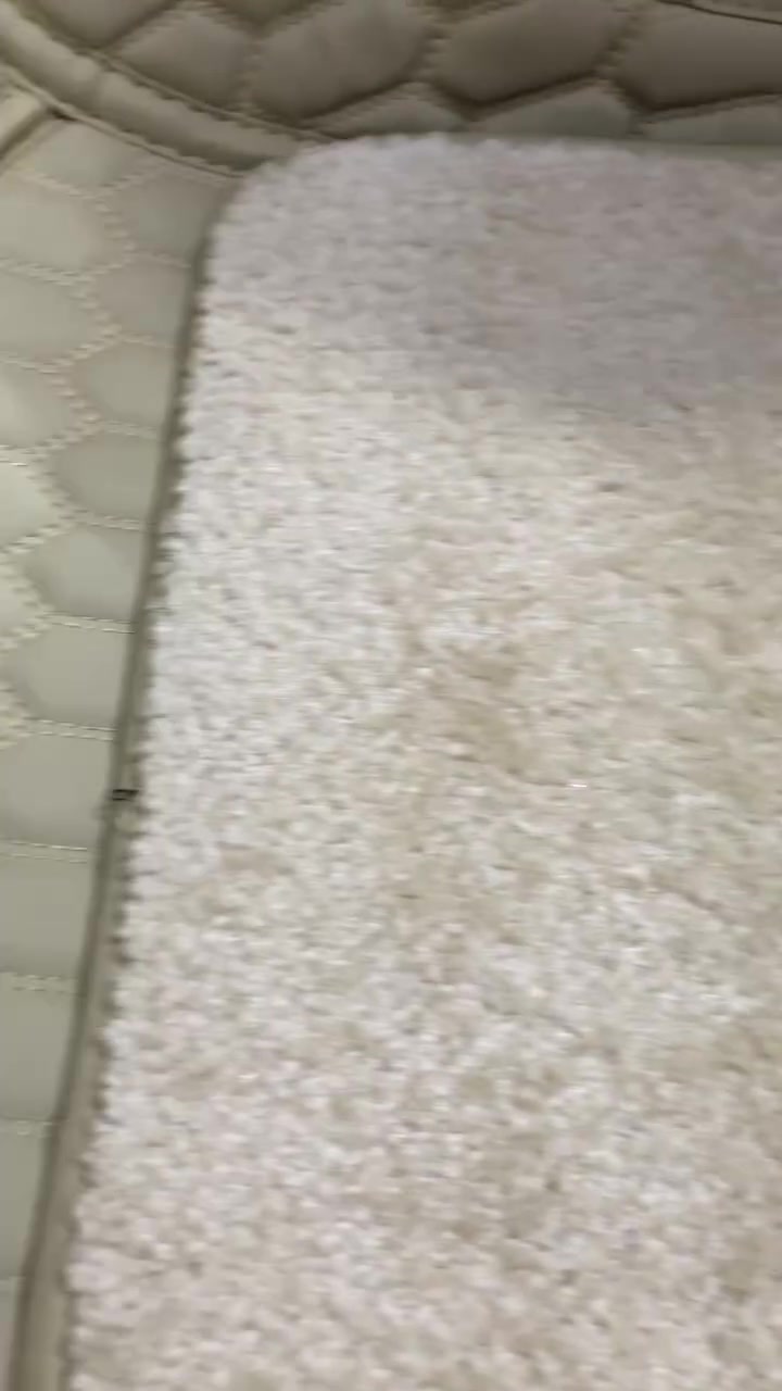 السلام عليكم مثل ما موضح بصوره حصيره توسان نضيفه جداااا 
بل اصافه الى المقاعد الخلفيه والاماميه.  ونضافه القطع مثل ما موضح شغل اخياط شغل ايد وشي مرتب. مكاني بغداد الغزاليه 
***********
