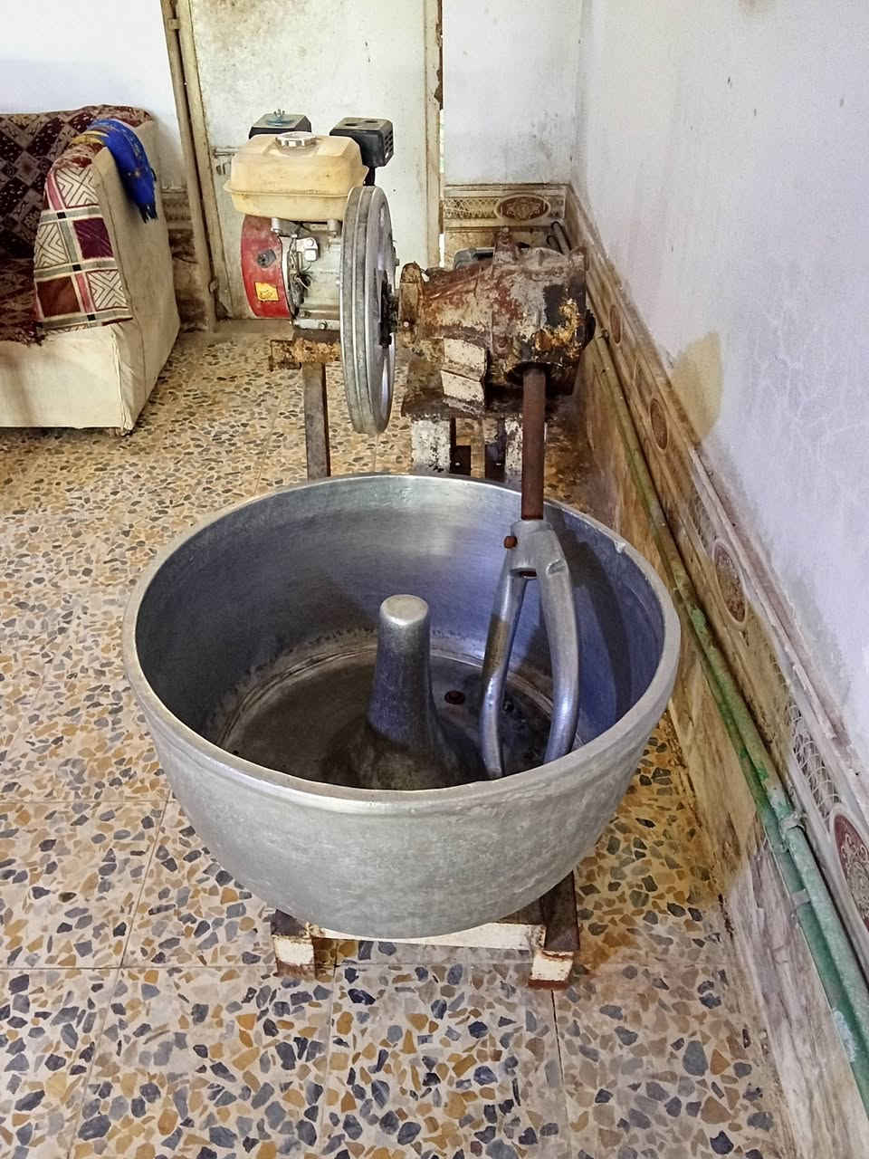 السلام عليكم
يوجد فرن دوار نفطي للخبز والصمون للبيع مع مدخنة وعجانة وتانكي الفرن شغال وناره ممتازة وتكدر تتحكم بسرعة الدوران
السعر 4 مليون
للاستفسار على الرقم ‏‪0785 187 1231‬‏

