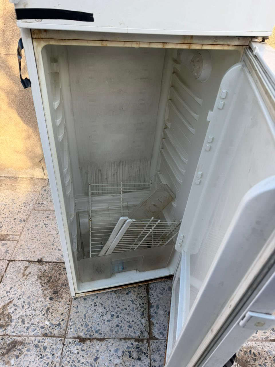 السلام عليكم ثلاجة للبيع شغالة الفريزر وكلها شغالة عل فحص مكاني بغداد البلديات هاتف ***********
