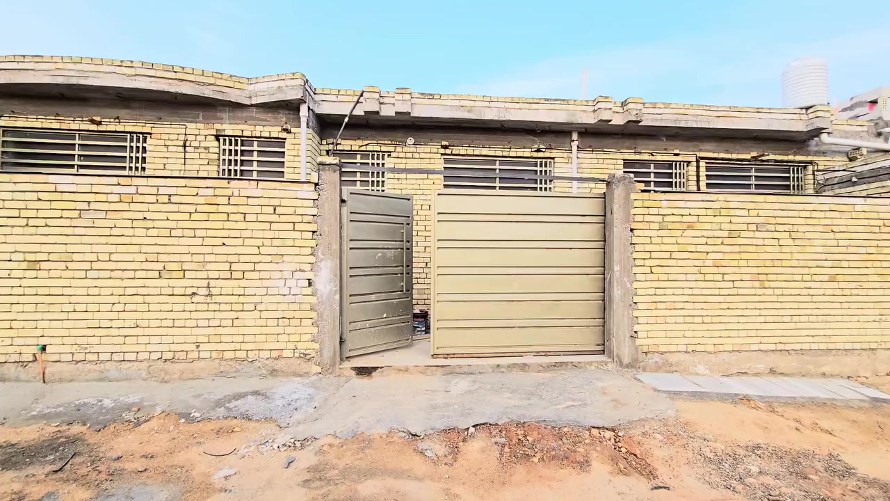 السلام عليكم
بيت ركن للبيع المساحة 240 متر 
يحتوي على استقبال + مطبخ + 3 غرف + مرافقات 2 + مكشوفات 3 + ومجمع حمام 
المواصفات:
بناء جديد 
اساس كونكريت
بناء طابوق جمهوري 
السقف كونكريت 
المطبخ والحمامات كلها سيراميك 
ارضيه بورسلين
كهربائيات كامله 
تأسيس الماء كامل 
 
النواقص :
الاستقبال فقط لبخ جص وعايفي 
وسقوف على الصب نفس ما موضح بالصور 
ونقص تشطيب الماء فقط

المكان: البراكيه -شارع المطار القديم - الفرع الي قبل اسواق عسوله 

للأستفسار اكثر الاتصال على ***********
