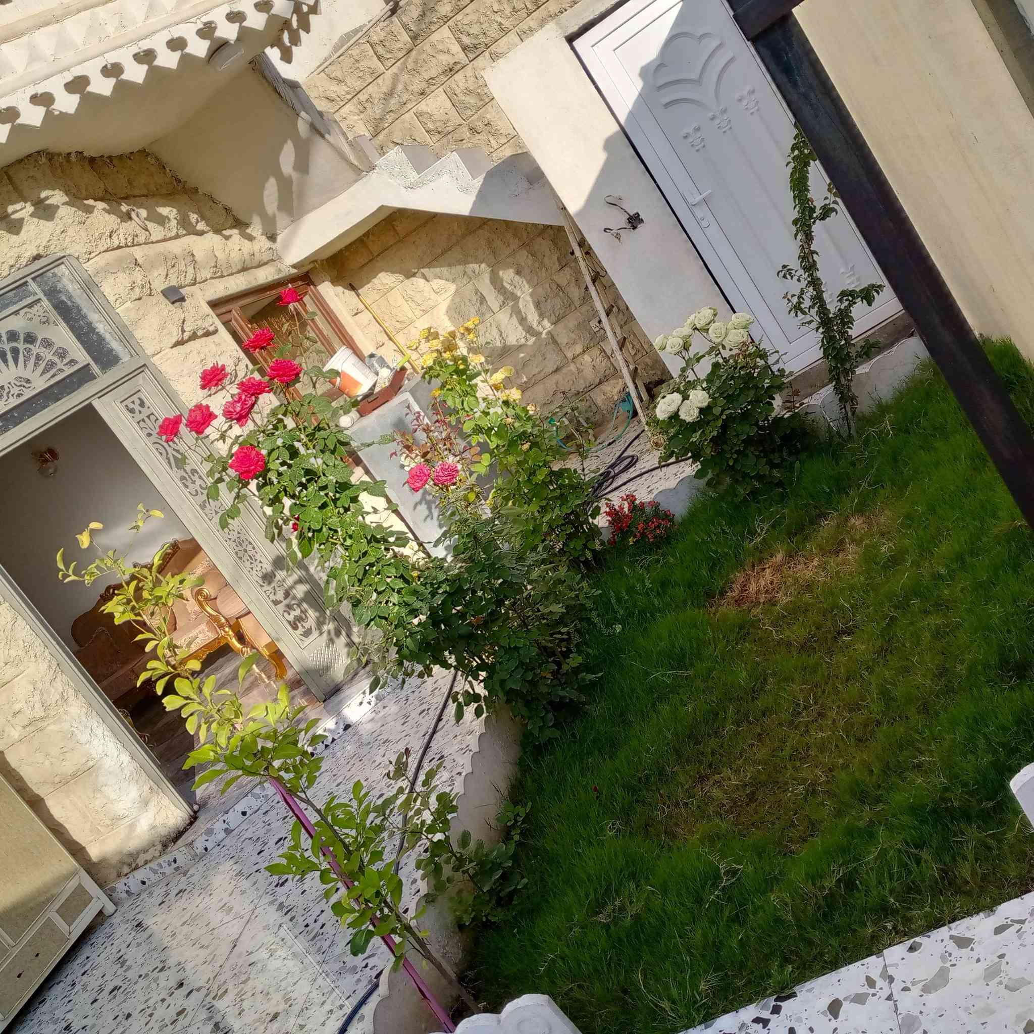 ثلاث دور في دار واحد دار ٢٠٠ متر ركن طابو صرف على شارع عشرين الموقع اسرائ او مفقودين فرع صيدلية تولين الدار مكون من قاطين قاط الاول حديقه وكراج سيارة  استقبال سقف مغربي مع مطبخ مع هول مع غرفتين نوم مع صحيات داخل وخارج والطابق الثاني مكون من مشتملين معزولات درج خارجي كل مشتمل غرفت نوم مع مطبخ مع استقبال مع صحيات الدار بناء حديث الدار نضام عاكسه كهربائي   
حديقه وكراج سيارة 
للاستفسار الاتصال على الارقام التاليه 
***********
***********
