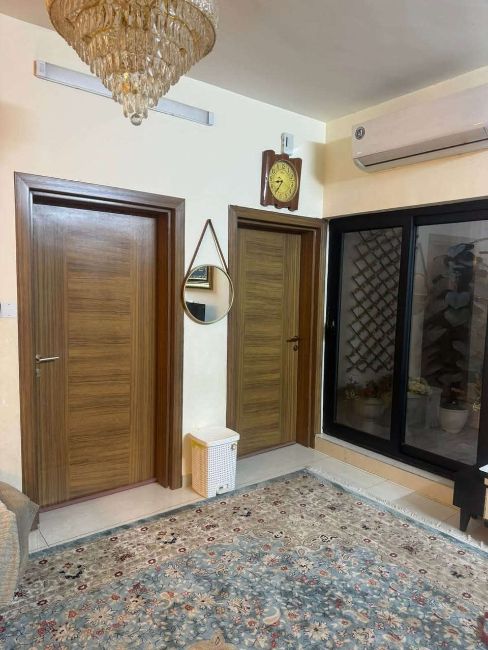 يعلن النورس للوساىط العقاريه🏠
السلام عليكم 

سعره 350 وبي مجال 

للبيع للبيع دار مساحه 150 متر

 واجهه 7ونص نزال 20 

بناء سنه 2022

العنوان : بغداد حي الجهاد الحمدانيه خلف شارع 15 
 
يحتوي على كراج كبير
 وحديقه صغيره
واستقبال ومطبخ 
 وصاله كبيره 

غرف عدد 4

صحيات عدد3 

مناور عدد2 

بيتونه وسطح كبير 

* ملاحضه : شغل راقي و ب أدق التفاصيل

للاستفسار/ ***********
يوجد لدينا عقارات جميع مناطق حي الجهاد ومختلف الاسعار .
