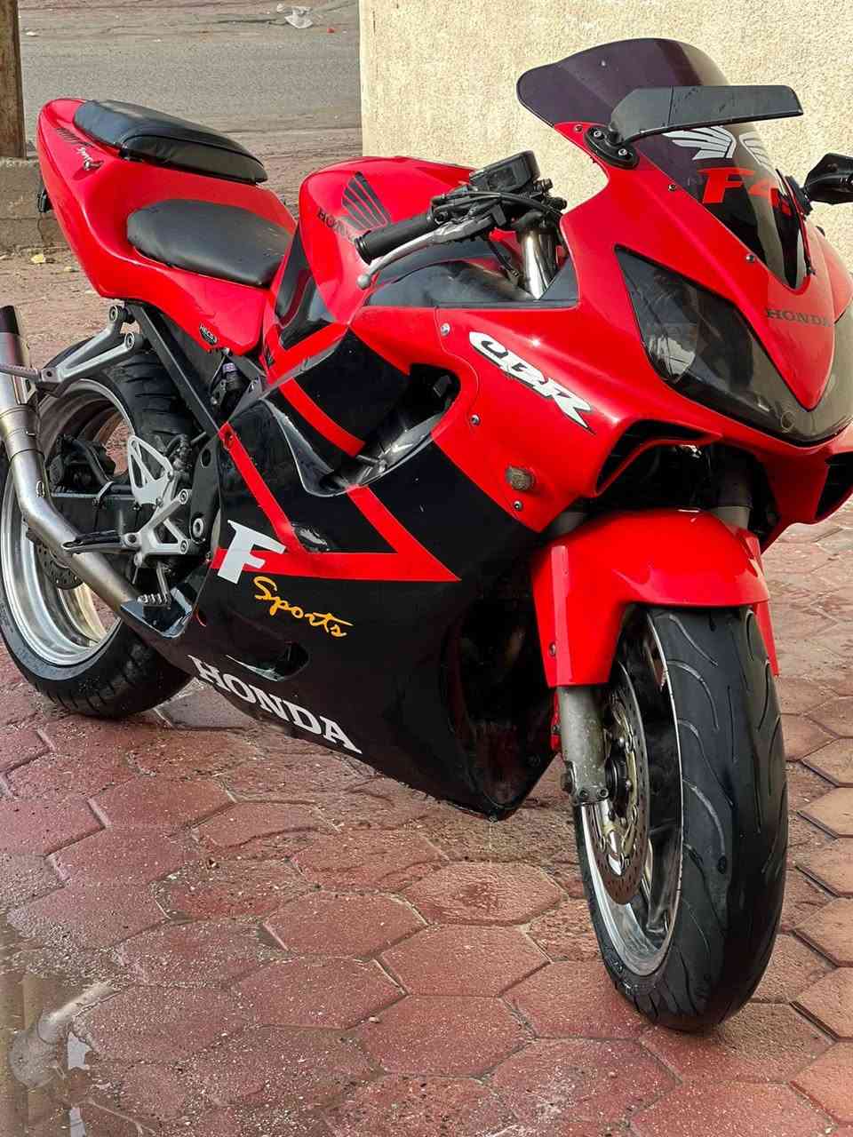 السلام عليكم 
هونده افوراي موديل 2004كفاله الدراجه 
مكينه 600
تراي وين مايعجبك السعر27وبيها مجال قليل
الدراجه اوراق فقط ***********
