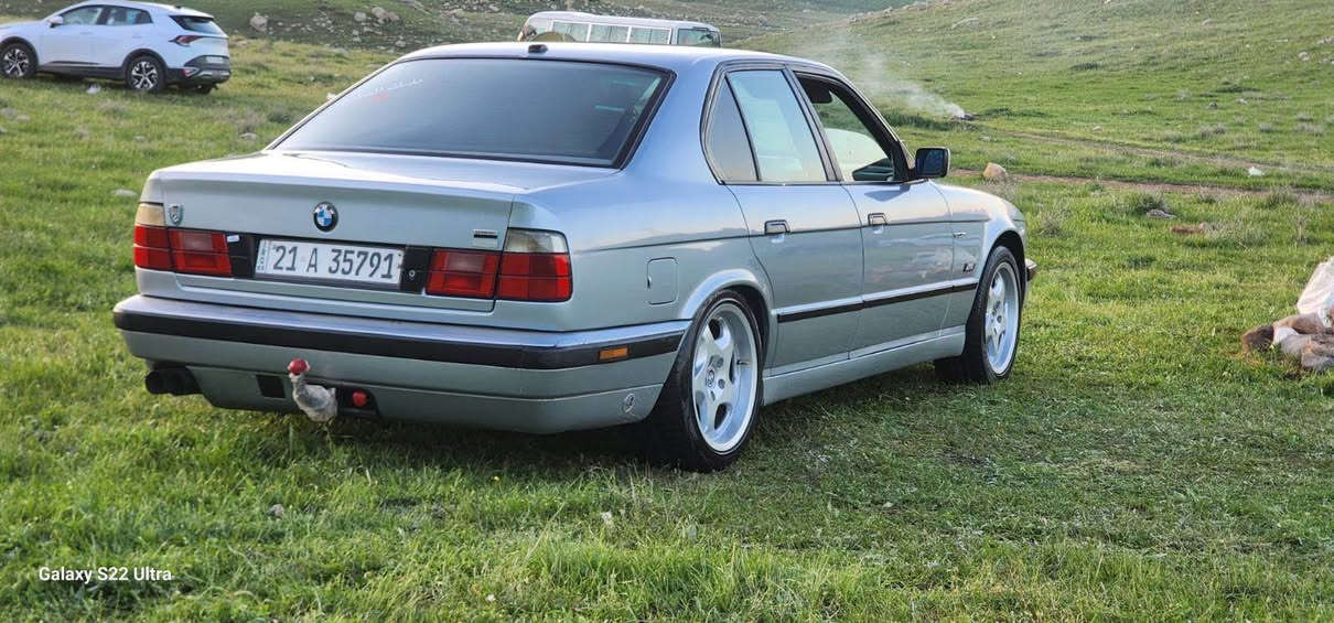 BMW 1995
موديًل ٩٥ سلڤەر كامل فرن لةسةر ساخي بيً دةعم زور جوانة هةمو گياني لةسةر دةقي شةريكة ماوةتةوة مةكينةي 525 سةقةري دةبل دجيتالي لةسةرة نةكراوةتةوة گيًر عادي گيًر و مةكينة و ئةكسل و تةبريد و تةحويل و كارةباي بةشةرت يةك دينار مةسرةفي نية سةيارةيةكي زوًر بةقوةت و كپ و تون و تولًة مالي دوًستة تاية و ويل و دةعامي M5 لةسةرة هوكي بيلادي ناوي لوًكة و رةساسي فورميكاية كوشن جلد و سياحي و تةلةفون شاشة ئايپاد و دةبل ئةرباگة لة سليًمانيم نرخي ٨٣ گةلاية 🔒 جوابي كوميًنت نايةمةوة 
***********

بي ام موديل 1995 كير عادي مكينة 525 سقر دبل فانوس رقم السليمانية 
لون سلفر صبغ عام للجمالية بدون ضربة كير و محرك و تبريد و كارةباي و تحويل بشرط سيارة نضيفة عال بلاد مابيها اي نقص تاير و ويل و دعاميات M5 هوك بلادي كشن جلد و سياحي داخل رساسي و فورميكا و شاشة ئايباد سعرها ٨٣ 🔒 ورقة مكان السليمانية  *********** السليمانية, العراق
