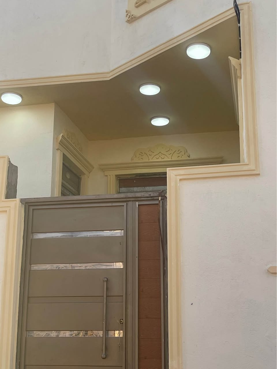 اسعد الله اوقاتكم بكل خير 🌹
***********
عن توفر بيت للبيع  🏡
#مساحة  100 متر مربع ركن الواجهة 10 ونزال 10 
طابو زراعي عراقي وكاله ونسخه من طابو
يحتوي البيت على 🌟
غرف نوم 2♦️
ديوان♦️
مطبخ
صاله♦️
موزع
صحيات داخلي وخارجي♦️

#البناءجديد  درجه اولى 
منطقه هدوئ
 ومتوفر بيها
جميع الخدمات  ماء كهرباء 
مدارس حكوميه ومدارس اهليه 
البيت جاهز 

#السعر 65 بي مجال 

#العنوان : بصره ابي الخصيب  
كوت الحمداني قرب المحكمه الجديده 
خلف معمل السلوى 

#البيت مرتب وشغله درجه اولى وفارغ جاهز للسكن 

للاستفسار يرجى الاتصال
على الرقم *********** البصرة, العراق
