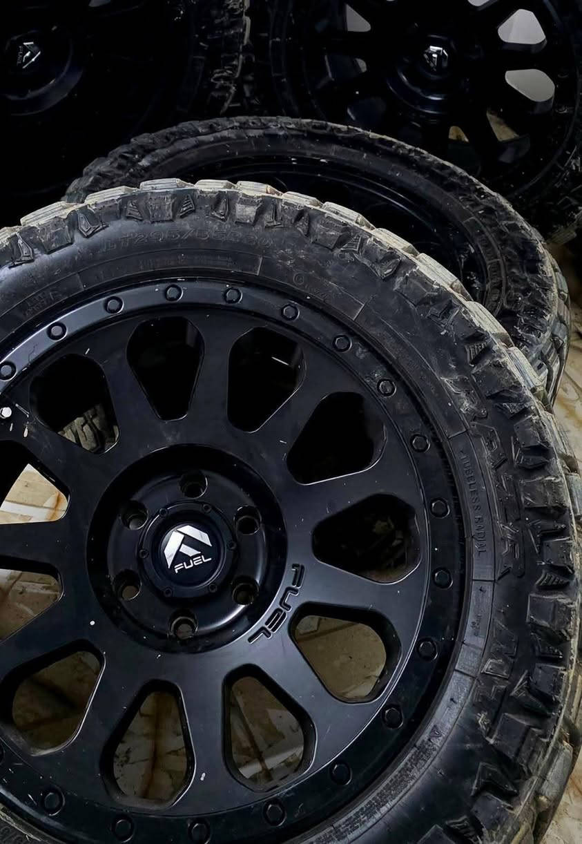 يوجد ويل نوعيه فيول FUEL حجم 20
الأمريكي الاصلي وليس التجاري مع تاير جبلي تخم  نظيف كلش 6 براغي يرهم على ( FJ / تاهو/ رام/ سلفادور / همر / جيب رانكلر / GMC ) وغيرها 
قياس التاير الجبلي LT 295/55/20R 
سعره بل موقع فقط الويل 18 ورقه ونص تكدر تشوفه تبحث عليه غير متواجد على النت الاتصال *********** واسف على الإطالة
