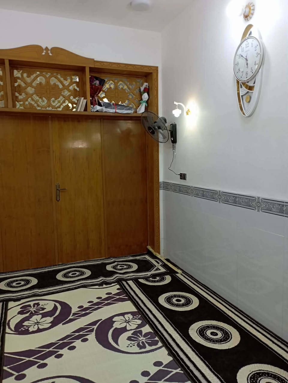 بيت للبيع مساحه ١٠٠م طابقين بناء جناي الطابق الاول غرفه وصاله واستقبال طابق ثاني غرفتين مع صاله حي نداء قرب جامع الاحسان استفسار رقم صاحب البيت ***********
