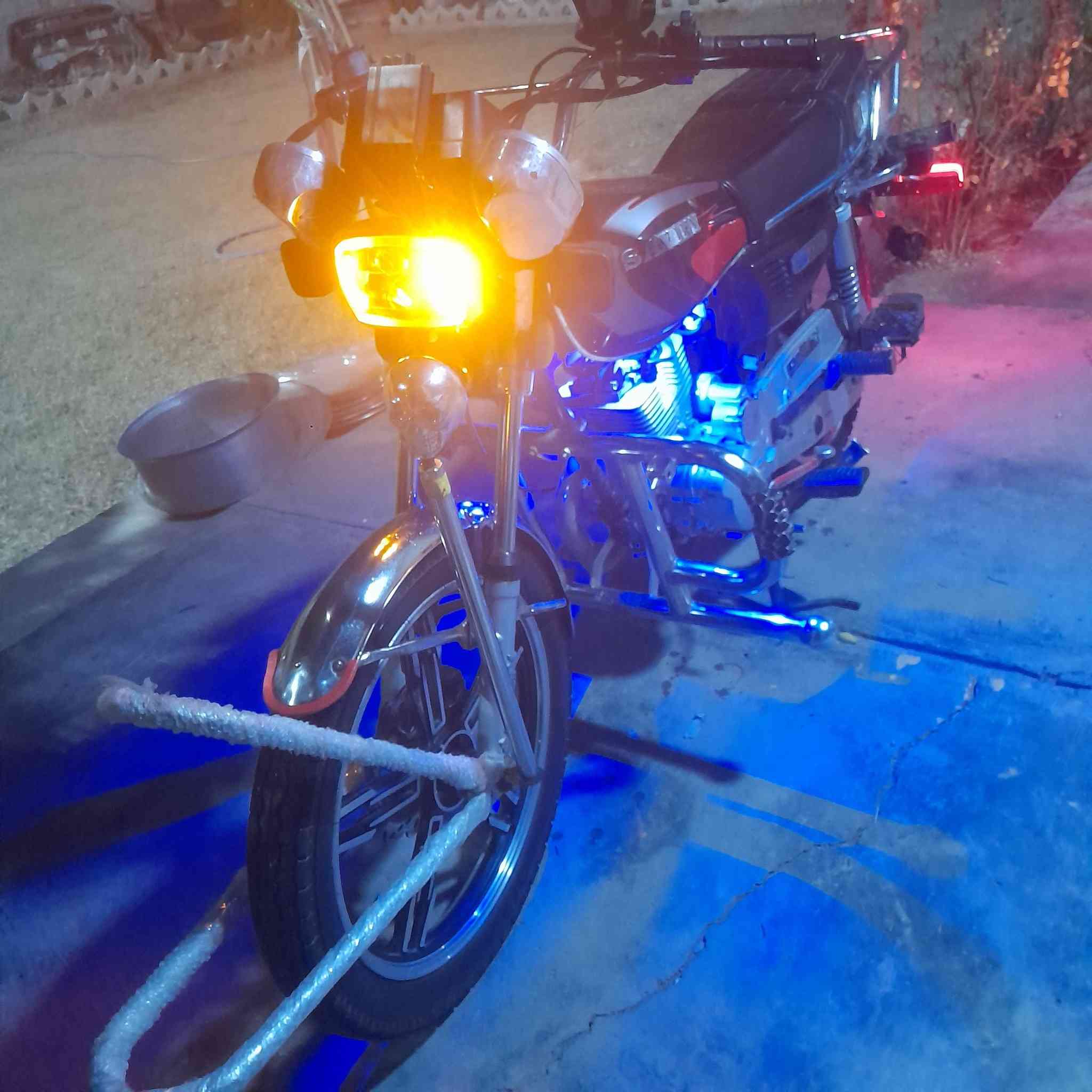 دراجه ايراني للبيع مكينه او كير مكفولات تخم تاير جديد كله شغال  فلاش سماعات موديل ٢١ ع وضع الشركه الدراجه مال جناي ترايك ١٢٠ بريك امامي خلفي مكينه ١٥٠ السعر ٦٥٠ المو شراي لا يتعبني ولا يعامل او كلشي موجود بل سوك الستفسار ***********
