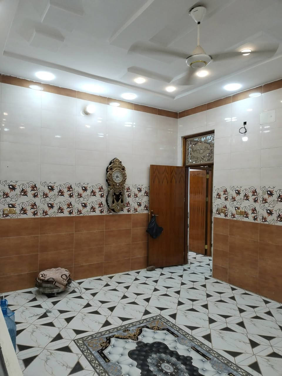 دار لبيع مساحه 200متر بناء حديث درجه اولى صب كونكريت العنوان الشيشان الثانيه البيت علئ  سايدين علئ شارع30البيت بي محل شراي يتصل ***********
