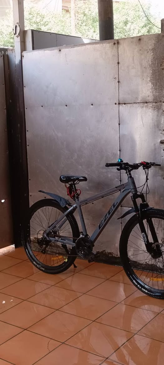 بايسكل EZEL جبلي للبيع
بريكات هيدروليك دهن 
9 گير خلفي 
3 گير امامي 
ستيرن رياضي 
حجم 27
السعر 120 و بي مجال 
***********
