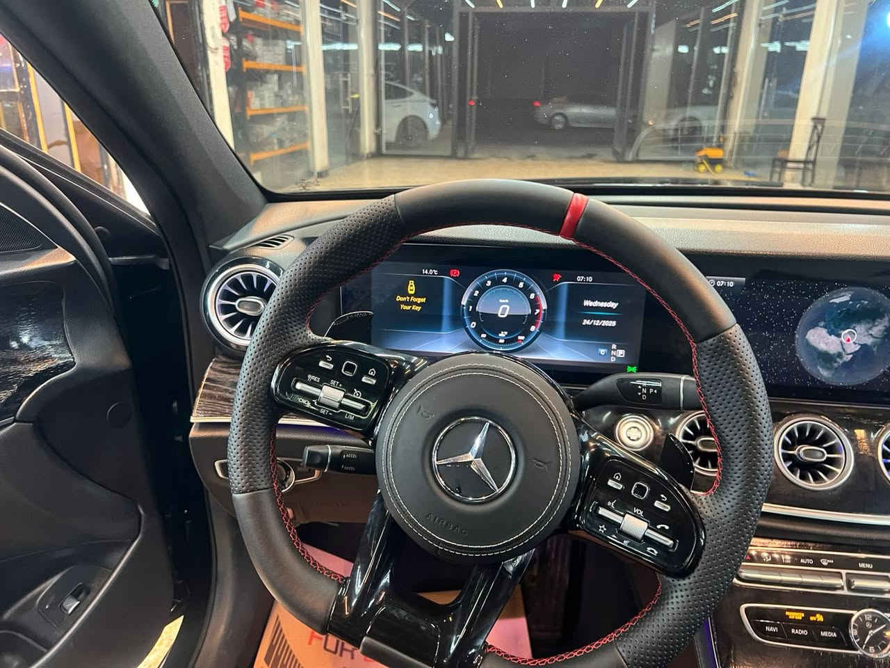 سلام عليكم حبايب 
للبيع E 300 w213 
2018 وارد أمريكي 
فول مواصفات 1/1 
رقم بغداد تحويل مباشر 
سيارة ماشية 147 كيلو 
موصفات فول للاخير 
بيها من امريكا بل مزاد كلين تايتل بدون حادث 
فقط بيها صفحة سائق تخريب شخوط بدون ايرباك بدون اي ضرر داخلي فول مواصفات 
وبدون نقص السعر  255 وبيها مجال 
*********** تفاصيل اكثر 
عنوان سيارة بغداد الاعضمية او منصور
