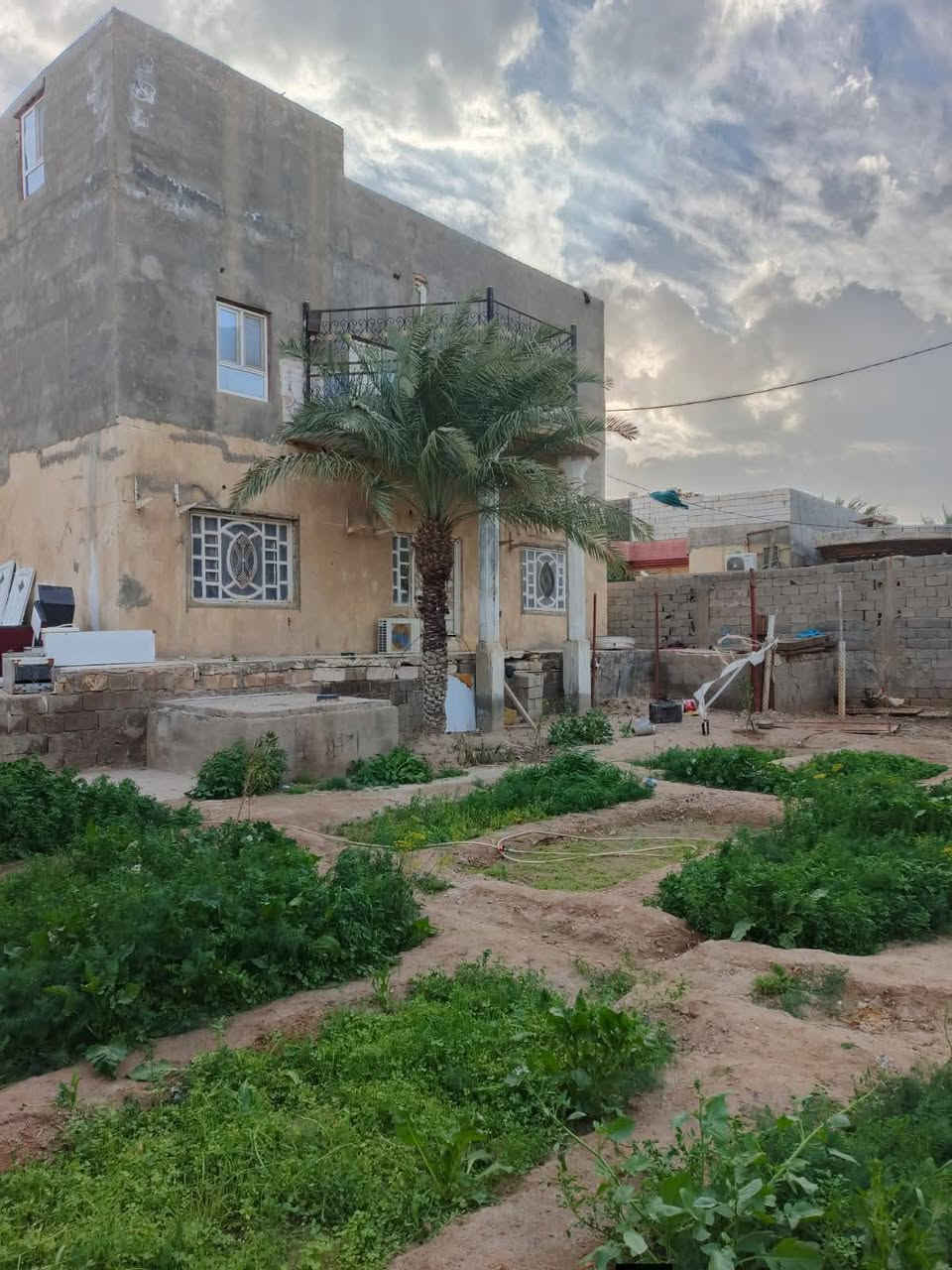 أسعد ألله أوقاتكم بكل خير🌹احبتي
بستان نص دونم مع داز سكن طابقين

الاتصال ***********  

🔊 أعلان عرض أليوم أروع مايكون وبسعر جدن مناسب ♦️

أرض مع دار سكن طابقين 

ألمساحه الكليه ( نصف دونم )
على شارع تبليط مباشرةً  ( واجه لارض على شارع 23 متر من ضمن محل أسواق ) 

تحتوي على دار سكن مساحة البناء 350 م
أرض مزروعه وكامله ومرتبه
على نهر جاري
جميع الخدمات متوفره ⚡

محتويات الدار ⬇️
كراج واسع + ديوان  + صاله طابق ارضي وصاله طابق ثاني + عدد غرف نوم 9 غرف + مطبخ وصحيات خارجي داخلي 

والبيت شقل درجه أولى ومشتقلينه ازوكام
نوع العقار : طابو ملك صرف تحويل سهم بأسم المشتري
العنوان : البصره أبي الخصيب باب عباس 

كل هاذ بسعر 240 مليون وقابل تفاوض

 سعره جدن مناسب 
الاتصال والمراجعه ***********  مع وتساب
ابوسجاد
