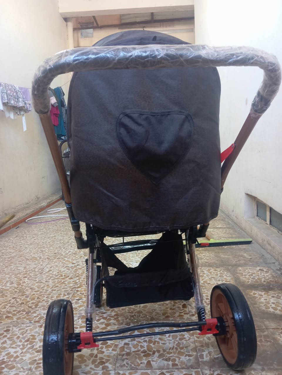 السلام عليكم 
#عربة اطفال كلش نضيفة مستعملة شي قليل ، اطارات الربل المرغوبة 
السعر 60 وبيها مجال قليل 
المنطقه حي الصحة ايسر , قرب لحم بعجين وبيتزا الشام 
الاتصال ***********
