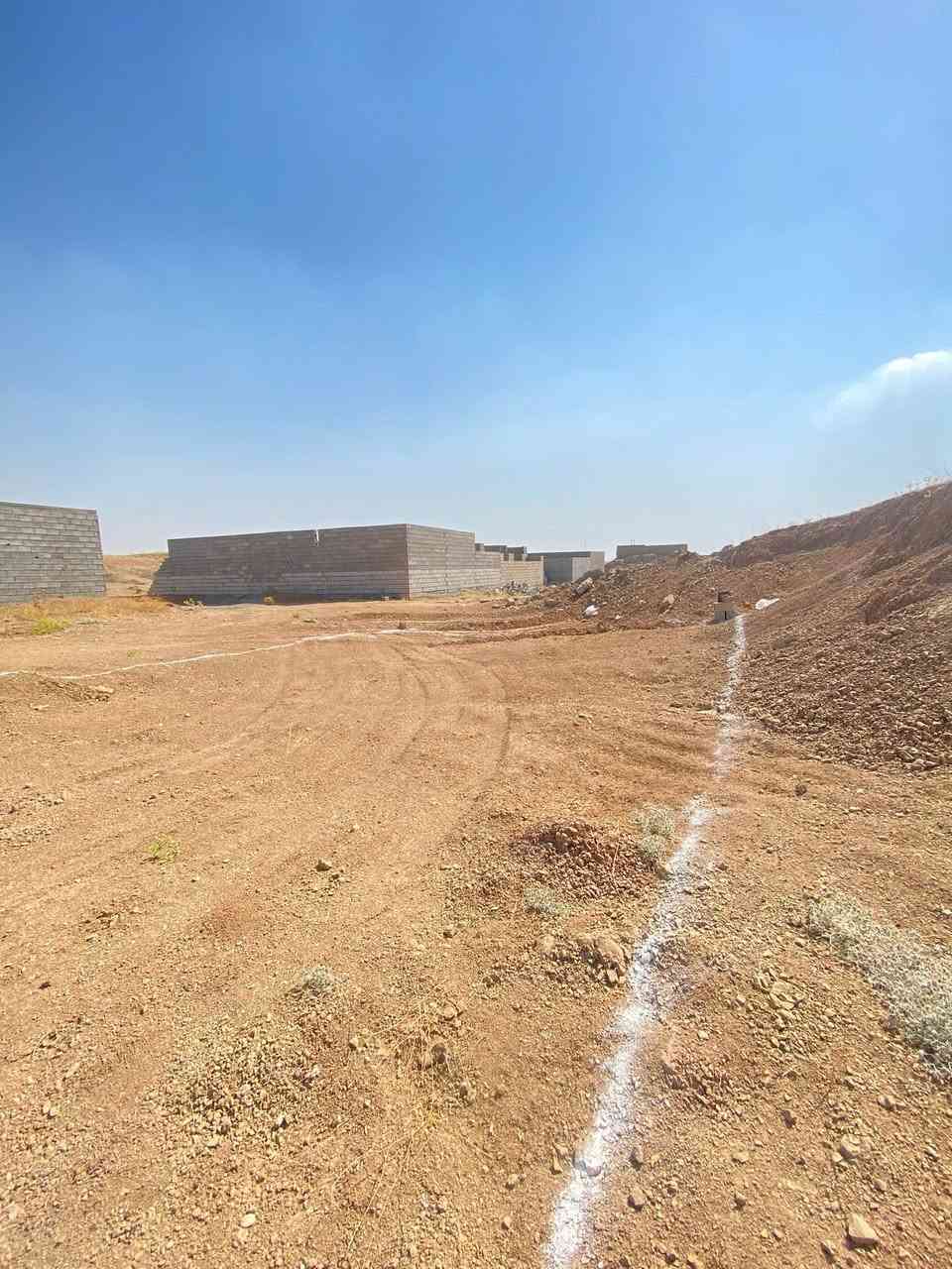 السلام عليكم 
قطعه ارض ركن للبيع المساحه(١٦٠)متر 
موقع حي تنك خلف تانكي الماء الوره المحكه
***********
