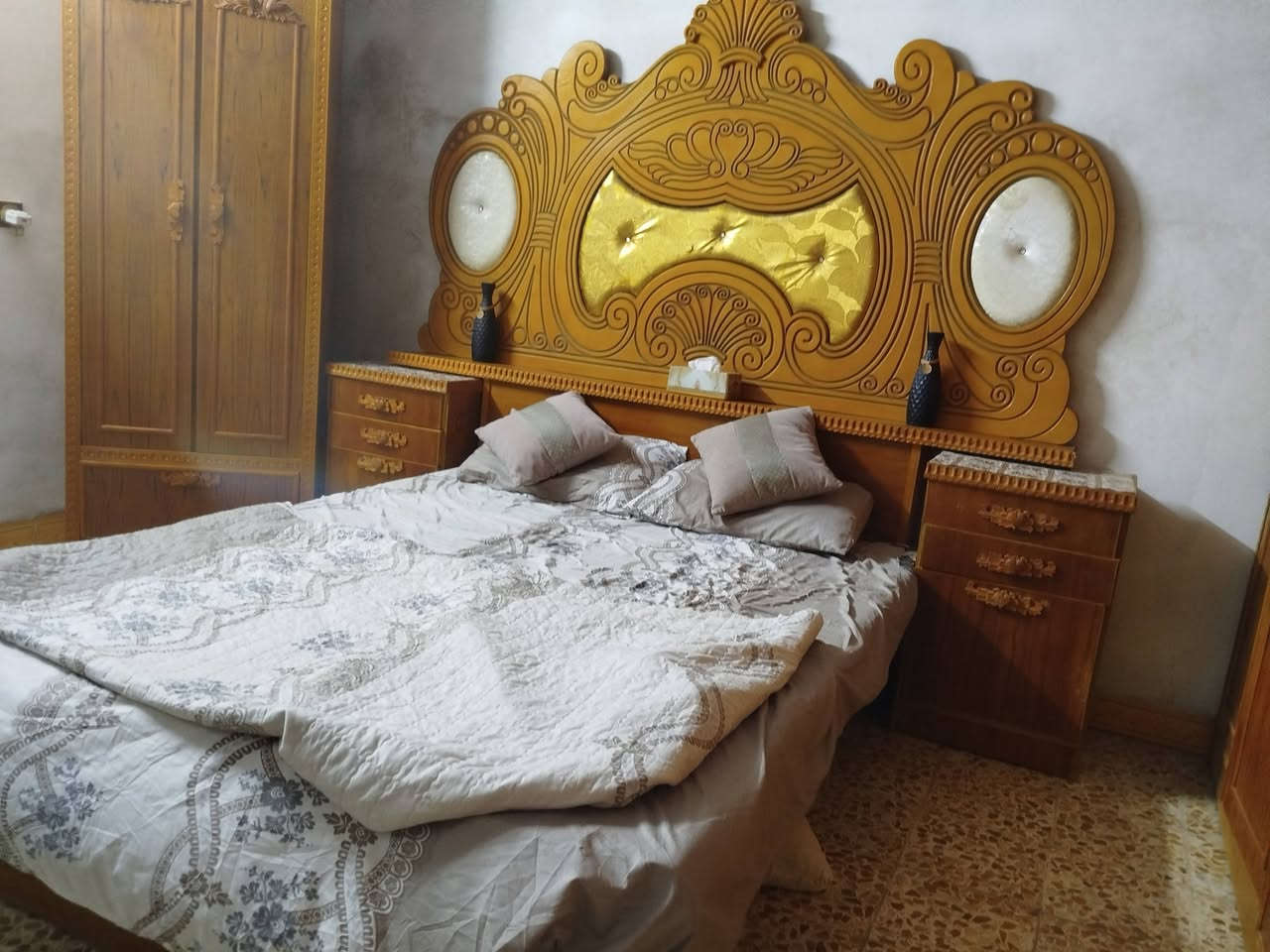 سلام عليكم غرفه نوم عراقي خمسه ملحق مال بيت نضيفه الغرفه حلوه احله من الصوره السعر 950وبيها مجال بسيط الاستفسار عل رقم  ***********عنوان الغرفه موصل حي السماح
