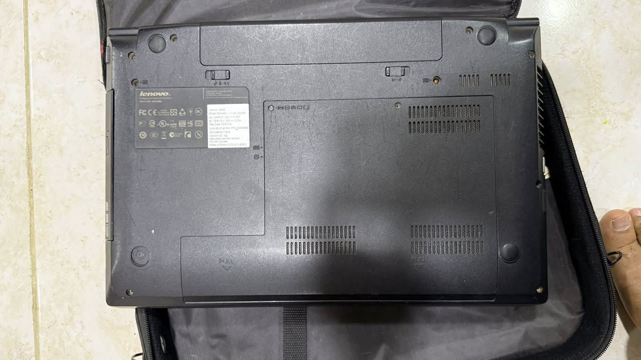 Lenovo B590
المواصفات الشائعة لسلسلة B590:

* الشاشة: 15.6 بوصة بدقة 1366×768.
* الرام: غالباً 4GB DDR3 وقابلة للترقية.
* التخزين: SSD بسعة 500GB 
* المنافذ: HDMI، VGA، منفذا USB 3.0 ومنفذا USB 2.0، منفذ شبكة LAN، وقارئ بطاقات ذاكرة.  
* معالج Intel Core i3-3110M
* رام 4GB
* هارد 500GB SSD
* كرت شاشة Intel HD 4000
* وزن حوالي 2.5 كغم.


**إذا كنت صاحب هذا الإعلان وتريد حذفه لأي سبب، رجاءا أرسل رسالة إلى الدعم الفني**
