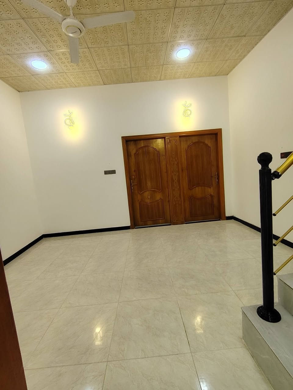 دار سكن للبيع 🏠
تستلم دارك عند المكاتبة مفتاح 🔑
تصميم مميز ملكي ( أكيد أجمل من التصوير )
#المساحة :: 120م 
الدار يقرب من السايدين الداخل 300م
#العنوان :: إبي الخصيب - الصنكر - قرب مازن سنتر .
#يحتوي :: كراج . استقبال . مطبخ . صحيات خارجية .
صالة . درج . صحيات داخلية . غرفتين منام . مناور .
…………….
ملك صرف زراعي عراقي نموذج 25
…………….
#السعر_المطلوب :: 77 مليون قابل للتفاوض .
…………….
#علماً / دار ثاني بجوار هذا الدار جاهز وبنفس التصميم .
……………
#للأستفسار :: ***********
