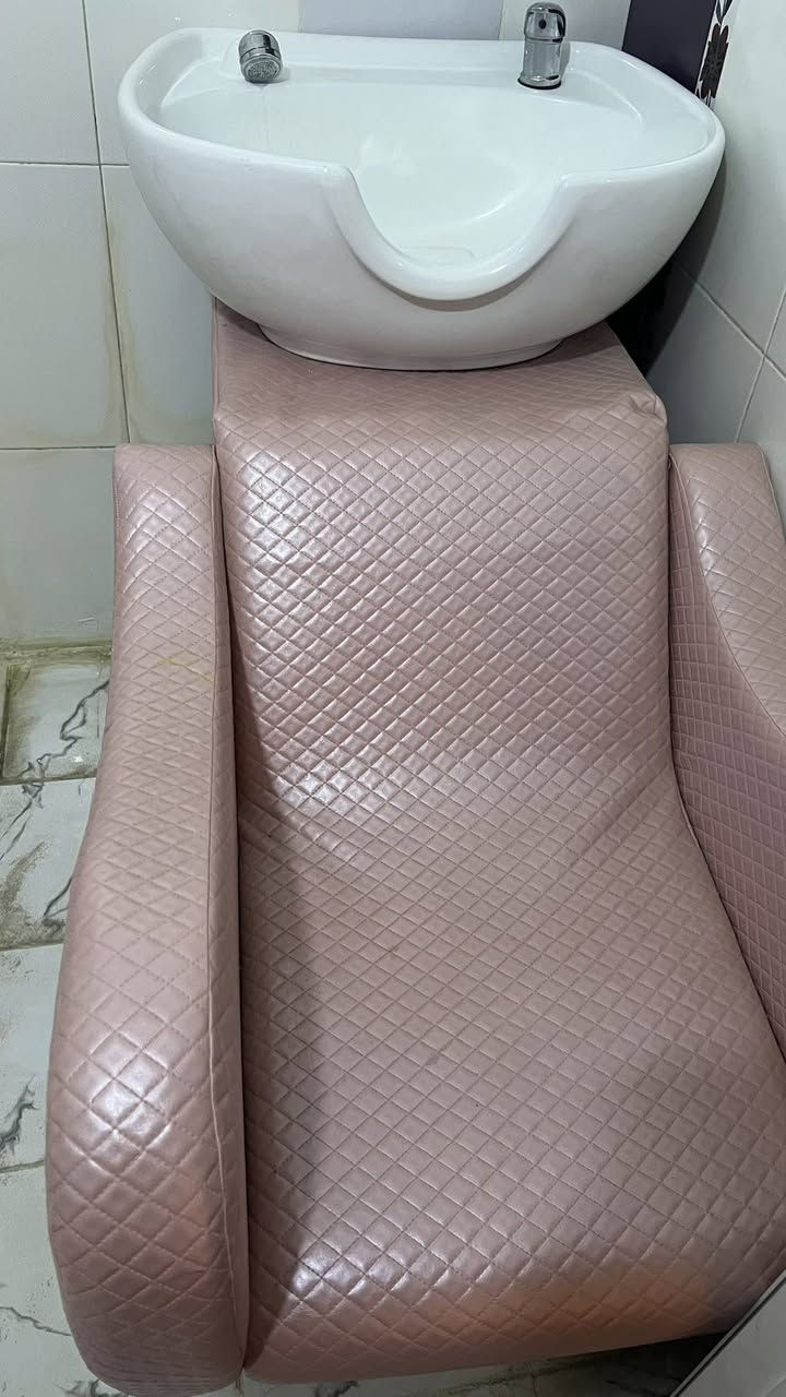 مغسلة شعر غير مستخدمة بسعر 150 الف / بغداد / المنصور / ***********
