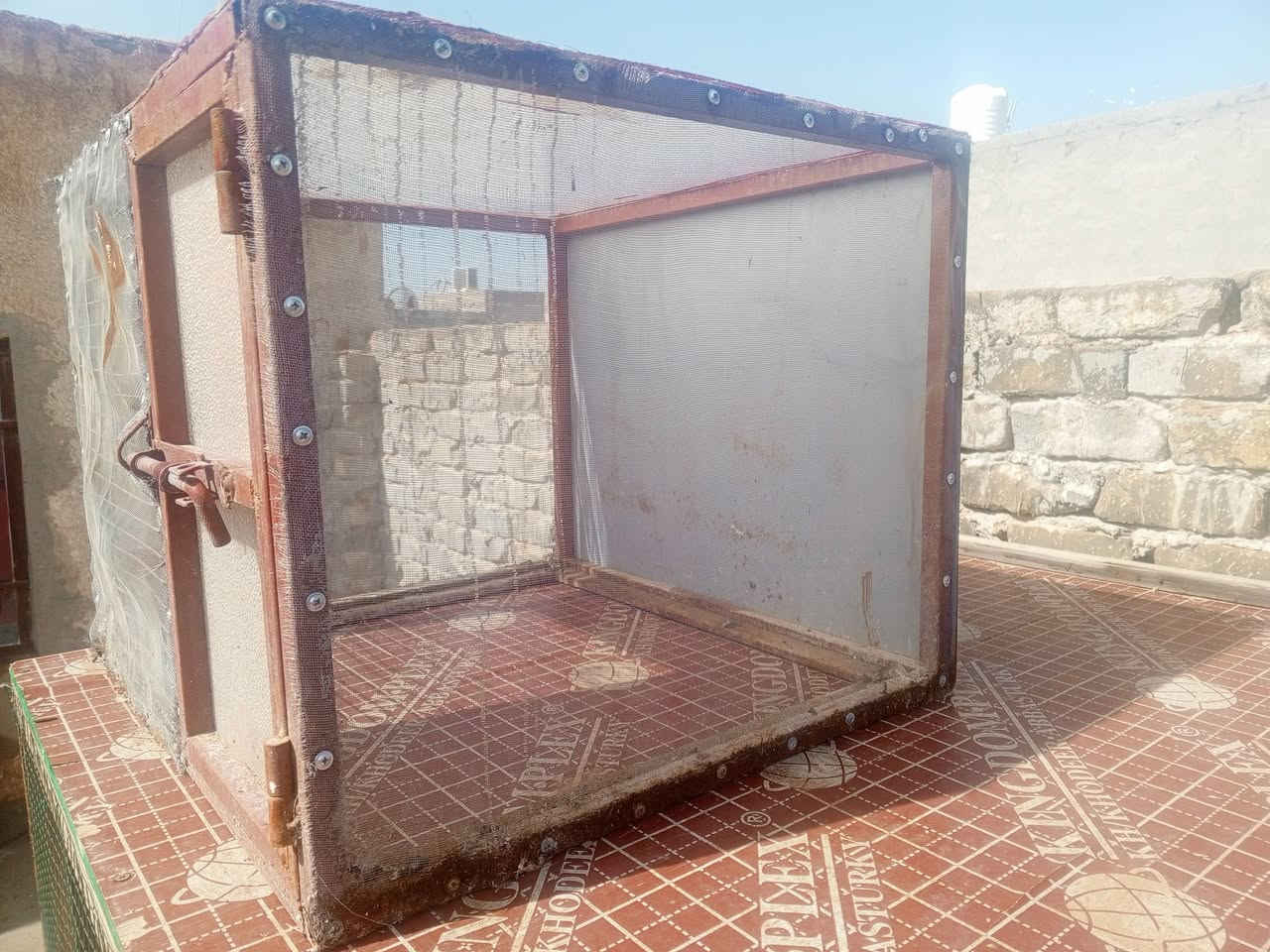 سلام عليكم خانه تفصال حديد مغلفه مانع حشرات يعني لاتخاف على الفراخ عرض 70نزال 60ارتفاع 50سعر 30مكاني كربلاء العطيشي للستفسار ***********
