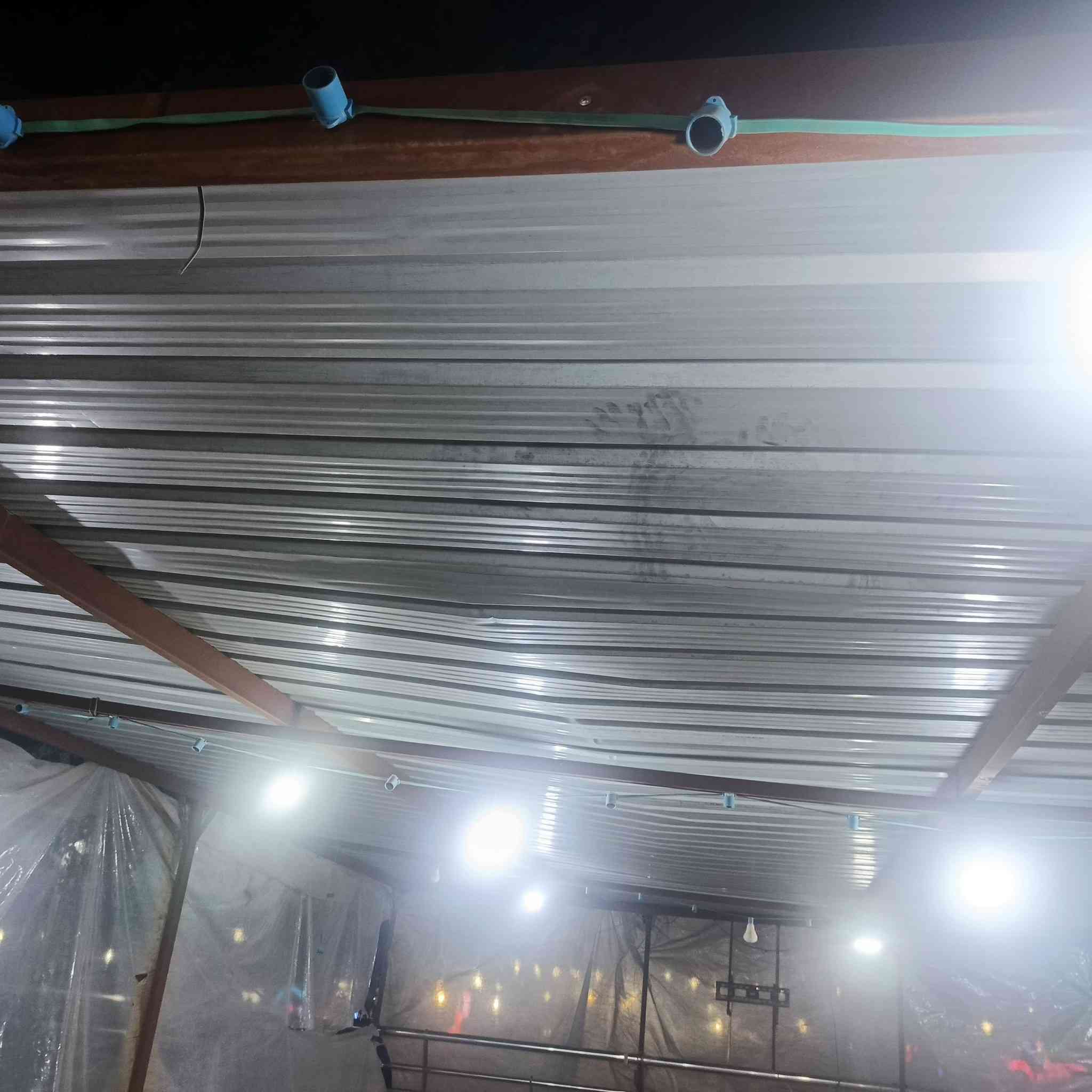 سقفيه الطول 9 في 6 وميوزه انمنيوم. وحد 5 امتار واحد 2 متر لتواصل
*********** لتواصل اتصال
