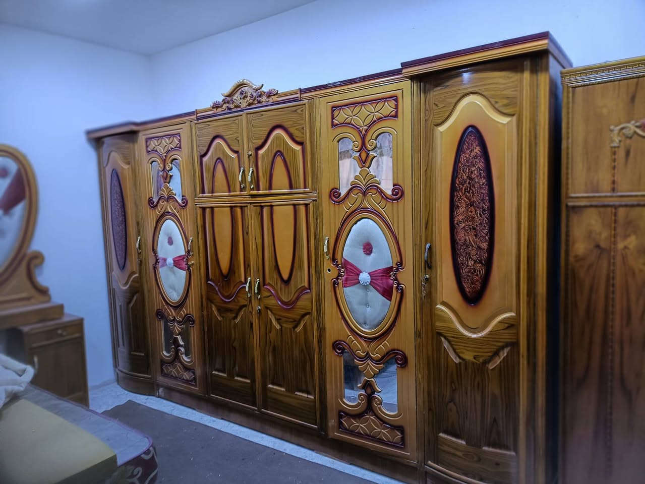 السلام عليكم
غرفه اخشاب للبيع 
صاج عراقي 
اخت الجديده ما مستعمله هواي 
شكلهه حلو وقويه  وكامله حته صبغ ما يحتاجلهه كبل اخذ شد 
وياها جربايه نفرين بس ما طالعه بلصوره 
شتريتهه ب بمليون قبل 4 اشهر 
وهسه رايدهه ب600 وبيهه مجال قليل 
مكاني بغداد عبيدي 
رقم الهاتف ***********
متواجد خاص وواتساب ورقم 
تحياتي♥️
