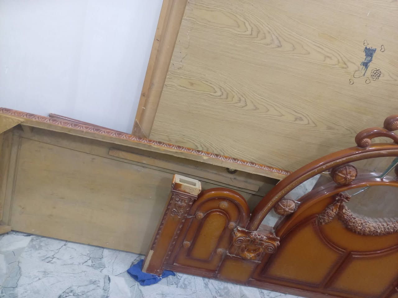 سلام عليكم غرفه اخشاب البيع انجاره مستخدمه واتصال على هذا الرقم على الواتس اب ***********
