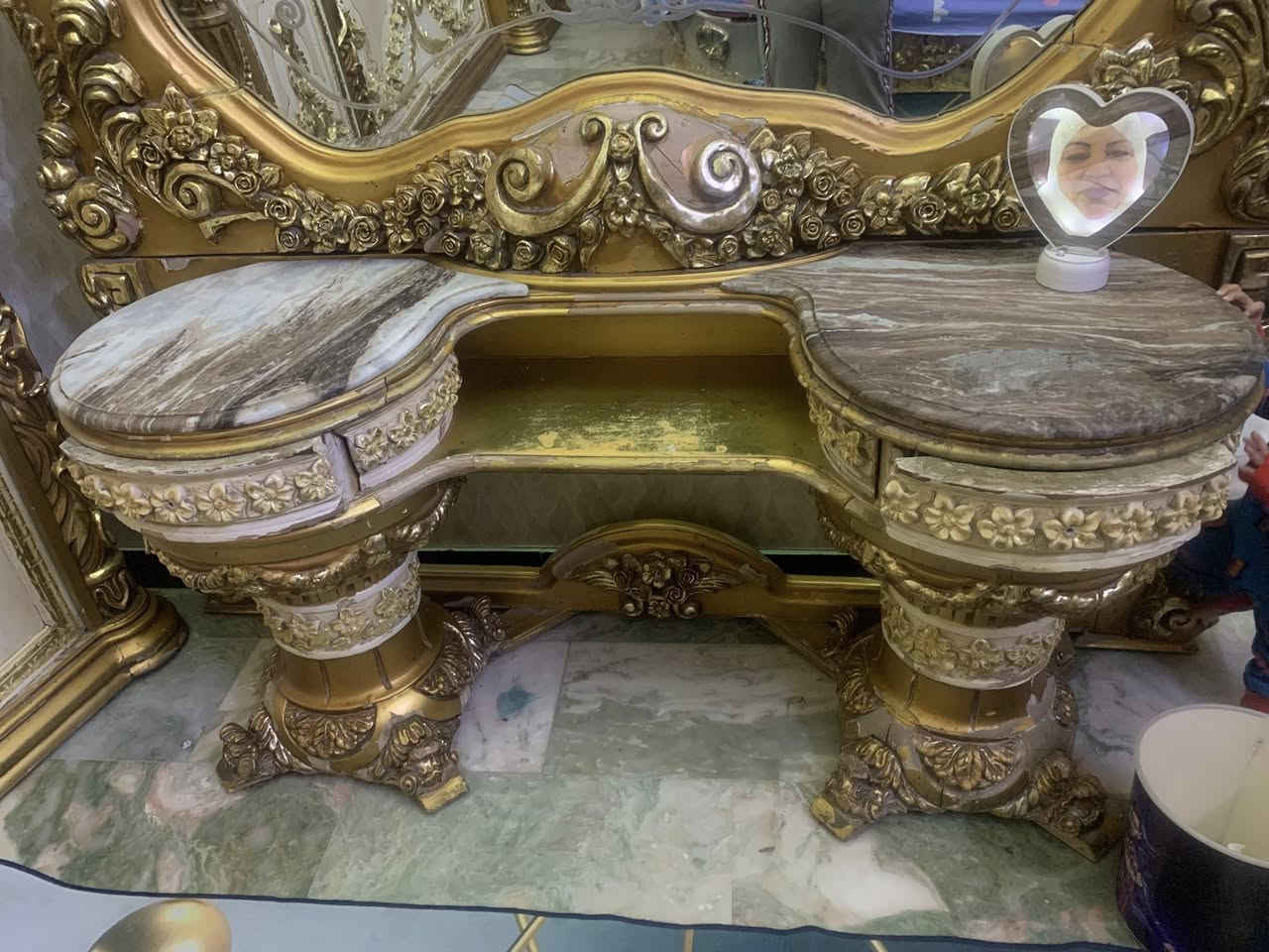 غرفة صاج مصري نضيفه عوزها بس صبغ مكان بغداد ***********
