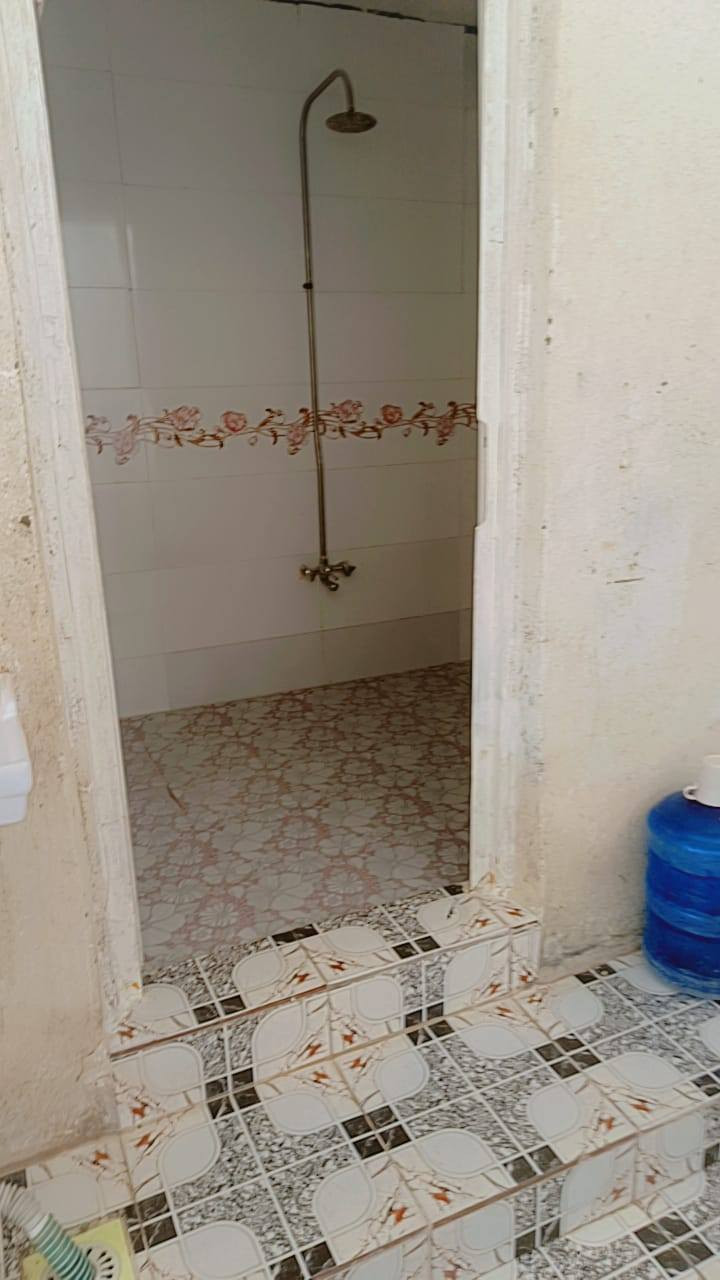 بيت زراعي بناء بلوك عكاده ناصريه قرب شركت نفط مقابيل الخميسات او مطعم نافورى 200  4 غرف وصاله و4 مناور ومطبخ وصحيات البيت مرتب وكله سيراميك  والممر خارجي 
الغرف  5 في 4 عدد 2 
والثالثه 5 ونص في 5 
المطبخ 4 في 3تريد عقارك ينباع بسرعه ماعليك بس تراسلنه والباقي علينه*********** وتساب
