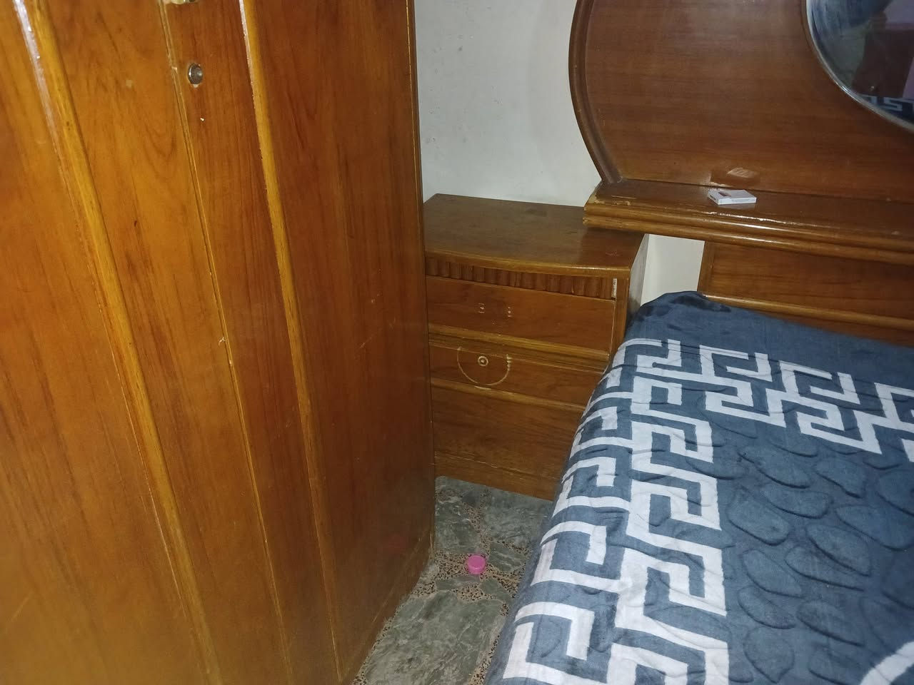 السلام وعليكم غرفة عراقي
كنتور ضنيف كلش
زاوية نضيفة كلش
بوفيات جداد
صومية جربابة نضيفة اي كسر مابيها
التاج العالي نضيف
التاج الناصي مكسور
ميرز التواليت  بس صبغ يرادلة 
وباقي الغرفة بس تلميع
رقم الهاتف ***********
رايدها٤٥٠ الف
