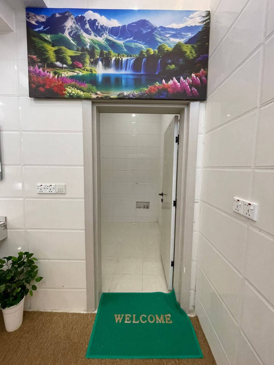 واسعد الله اوقاتكم بكل خير احبتي 
***********

يتوفر دارين سكن كل دار طابقين للبيع 
نفس المساحه ونفس الترتيب ونفس السعر 
واحد ركن والثاني بصف الركن
مع الاثاث بلكامل 
#البناء طابوگ والارضيه رفت الشغل درجه اولى واشراف هندسي وبخراطه مميزه 

#مساحة كل بيت 100 متر مربع 
على شارع تبليط

نوع العقار طابو زراعي عراقي 
سند ٢٥ ول مالك عراقي تتكاتب ويا ابوالطابو مباشرتا

يتكون الطابق الاول من غرف نوم عدد 1
استقبال 
صاله
مطبخ 
 مجمع صحيات داخليه وخارجيه 

الطابق الثاني يحتوي على 
غرف منام 2
صاله 
صحيات
سطح 
البيت كامل من جميع الملحقاته 
بناء جديد 2025

العنوان البصرة قضاء ابي الخصيب قرب سوق ابي الخصيب الرأيسي 

السعر 160 وبي مجال
فارق جاهز للسكن 
للاستفسار لاتصال ***********
