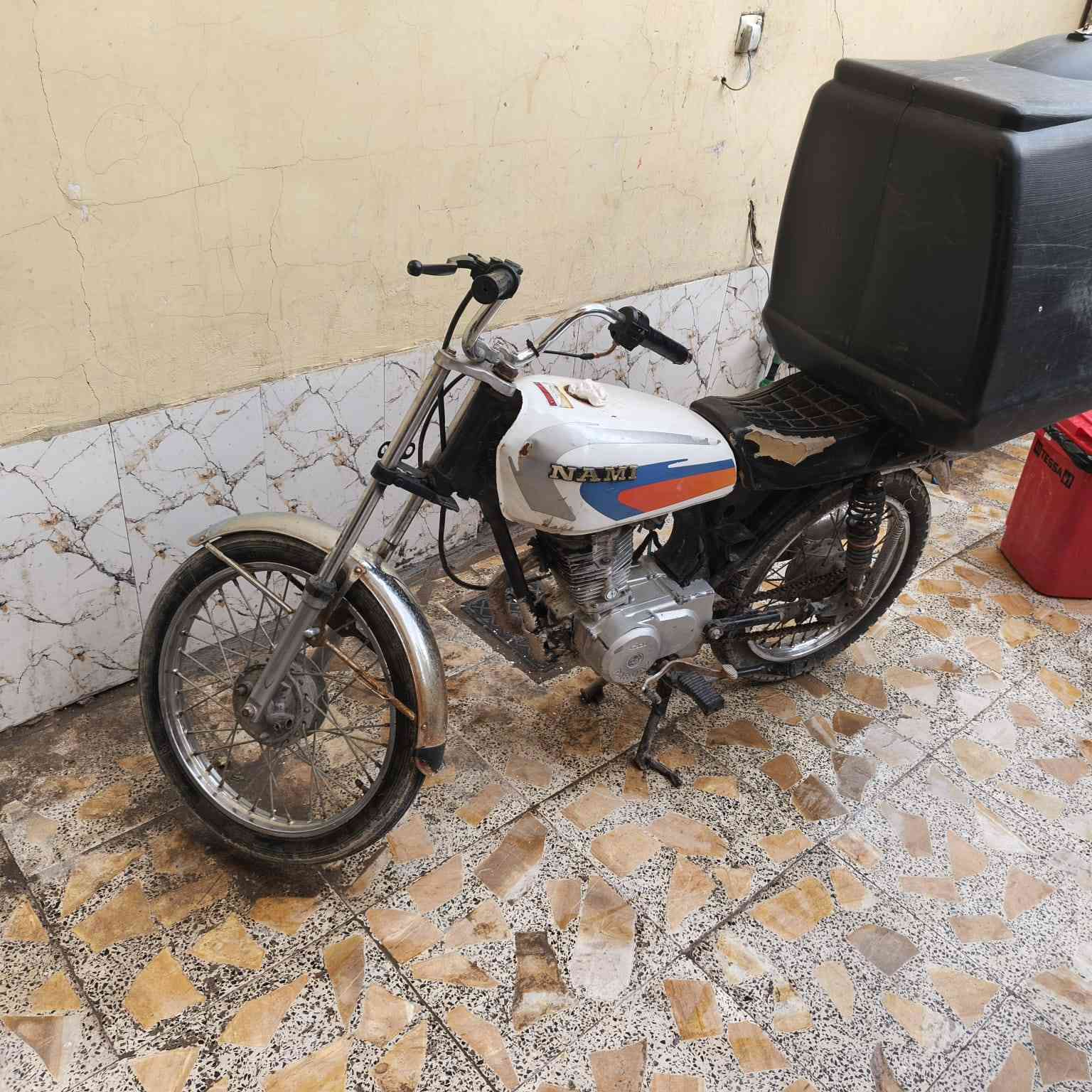 سلام عليكم دراجه إيران ما مغسولة 😅 ادوات ادوات 
سعرها 300 وبيها مجال قليل 
عنوان بصرة حي الاصدقاء 
***********
